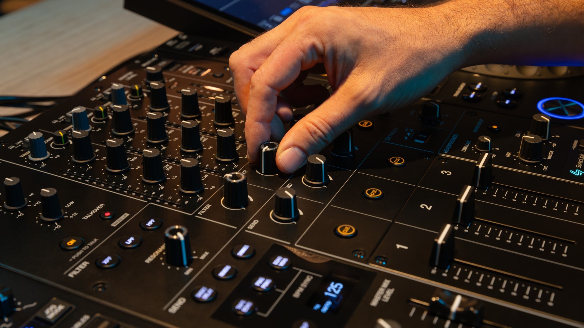 Gedetailleerde controle met de AlphaTheta DJM-V5 pro-dj mixer