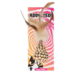 Addicted! Wooden Wobbler with Feathers kattenspeeltje Addicted! Wooden Wobbler with Feathers kattenspeeltje