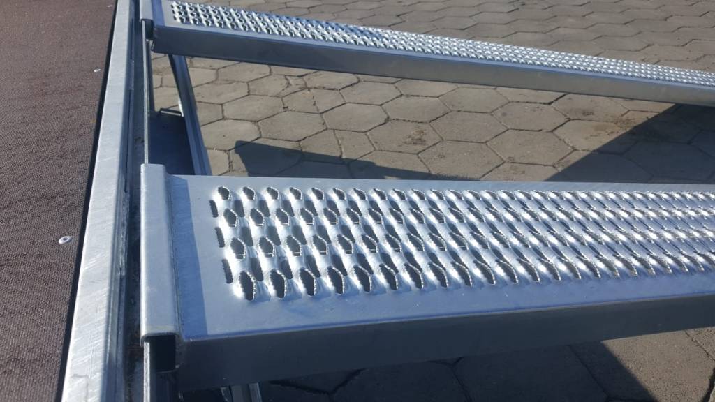 Geremde Eduard multitransporter - 406x200 cm - 3000 kg bruto laadvermogen - 63 cm laadvloerhoogte - 30 cm borden - inclusief oprijplaten en handlier