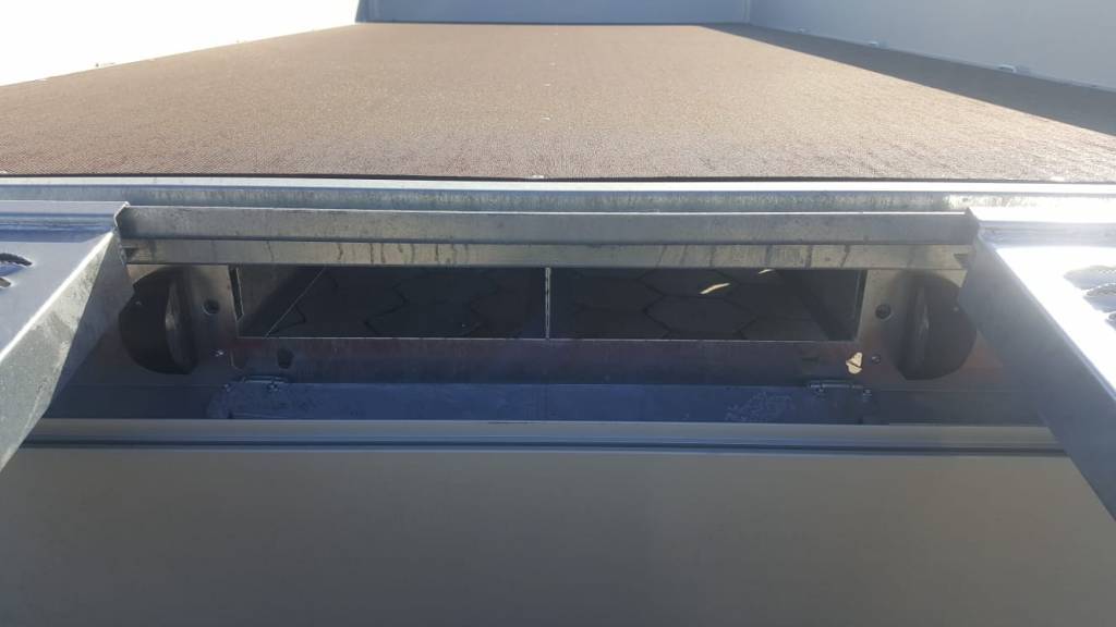 Geremde Eduard multitransporter - 406x200 cm - 3000 kg bruto laadvermogen - 63 cm laadvloerhoogte - 30 cm borden - inclusief oprijplaten en handlier