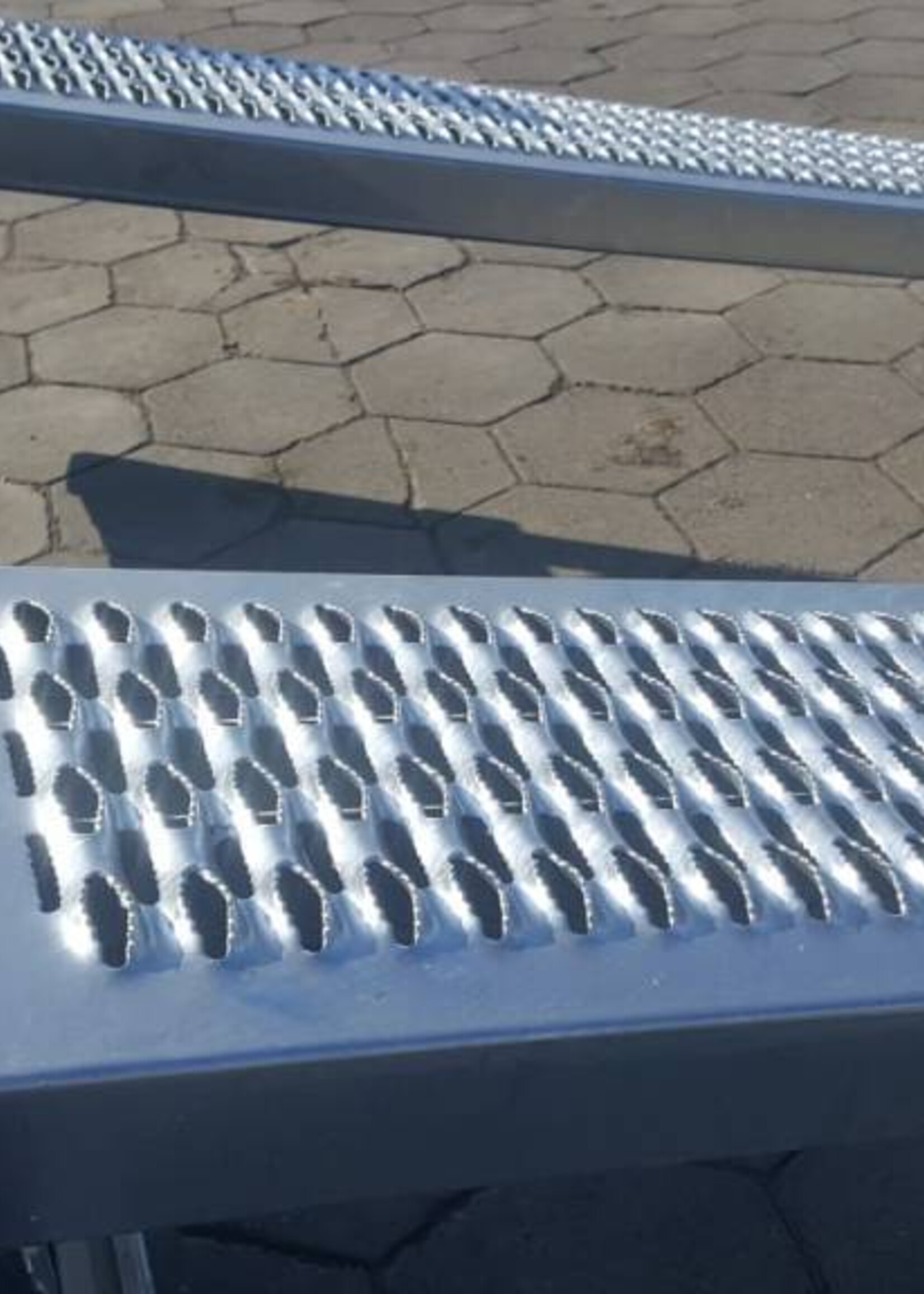 Eduard Geremde Eduard multitransporter - 406x180 cm - 2000 kg bruto laadvermogen - 63 cm laadvloerhoogte - 30 cm borden - inclusief oprijplaten en handlier