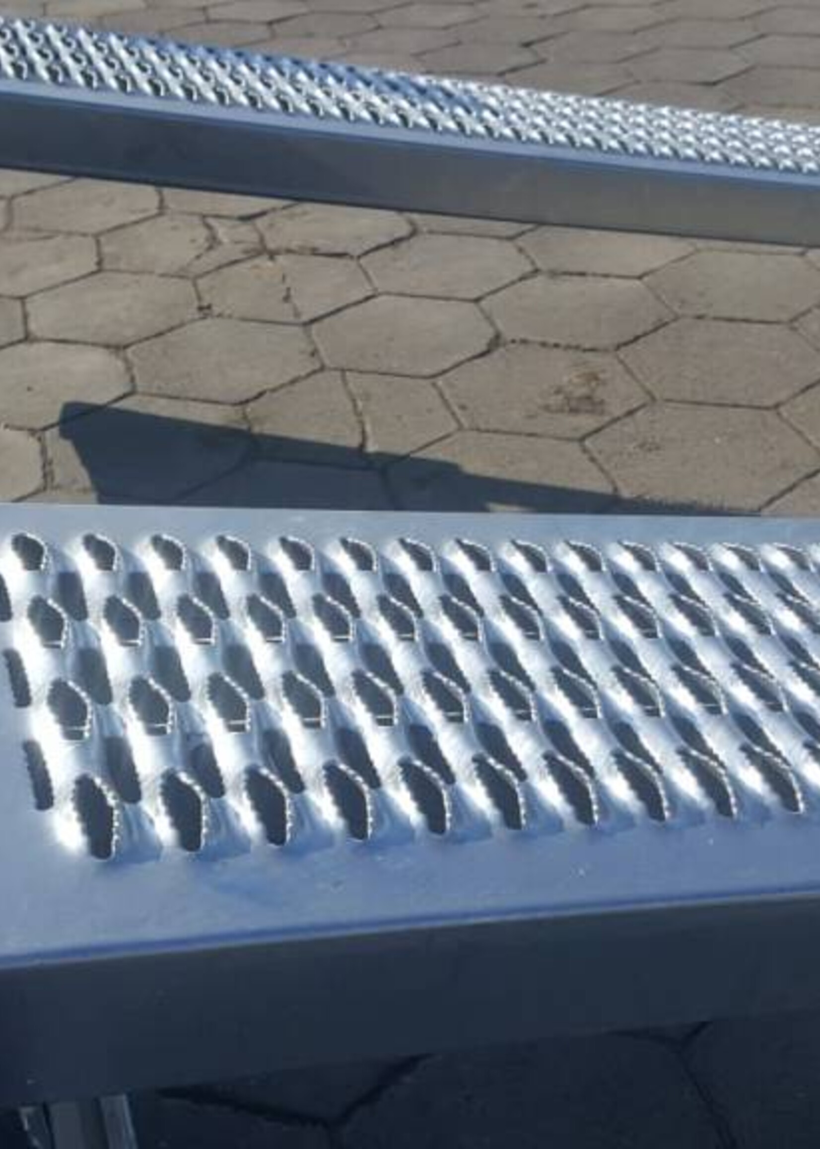 Eduard Geremde Eduard multitransporter - 406x200 cm - 2500 kg bruto laadvermogen - 72 cm laadvloerhoogte - 30 cm borden - inclusief oprijplaten en handlier