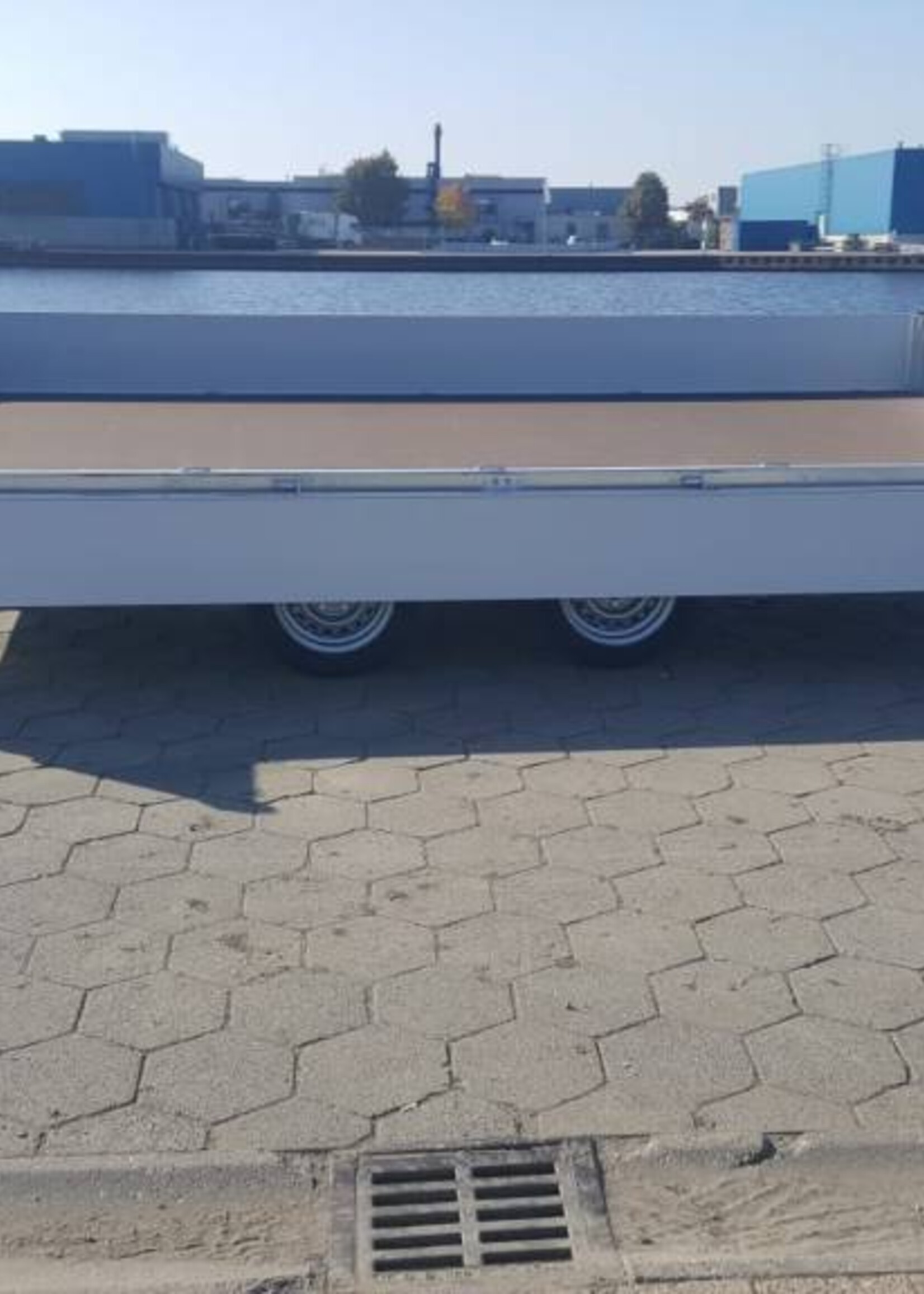 Eduard Geremde Eduard multitransporter - 406x220 cm - 2700 kg bruto laadvermogen - 63 cm laadvloerhoogte - 30 cm borden - inclusief oprijplaten en handlier