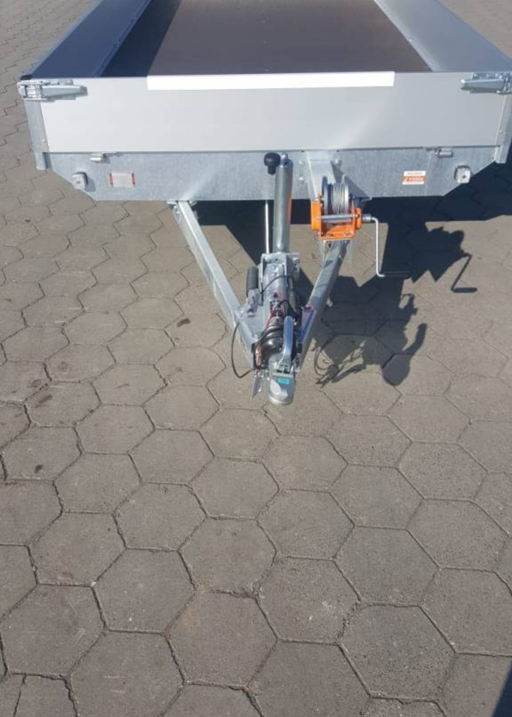 Eduard Geremde Eduard multitransporter - 406x220 cm - 2700 kg bruto laadvermogen - 63 cm laadvloerhoogte - 30 cm borden - inclusief oprijplaten en handlier