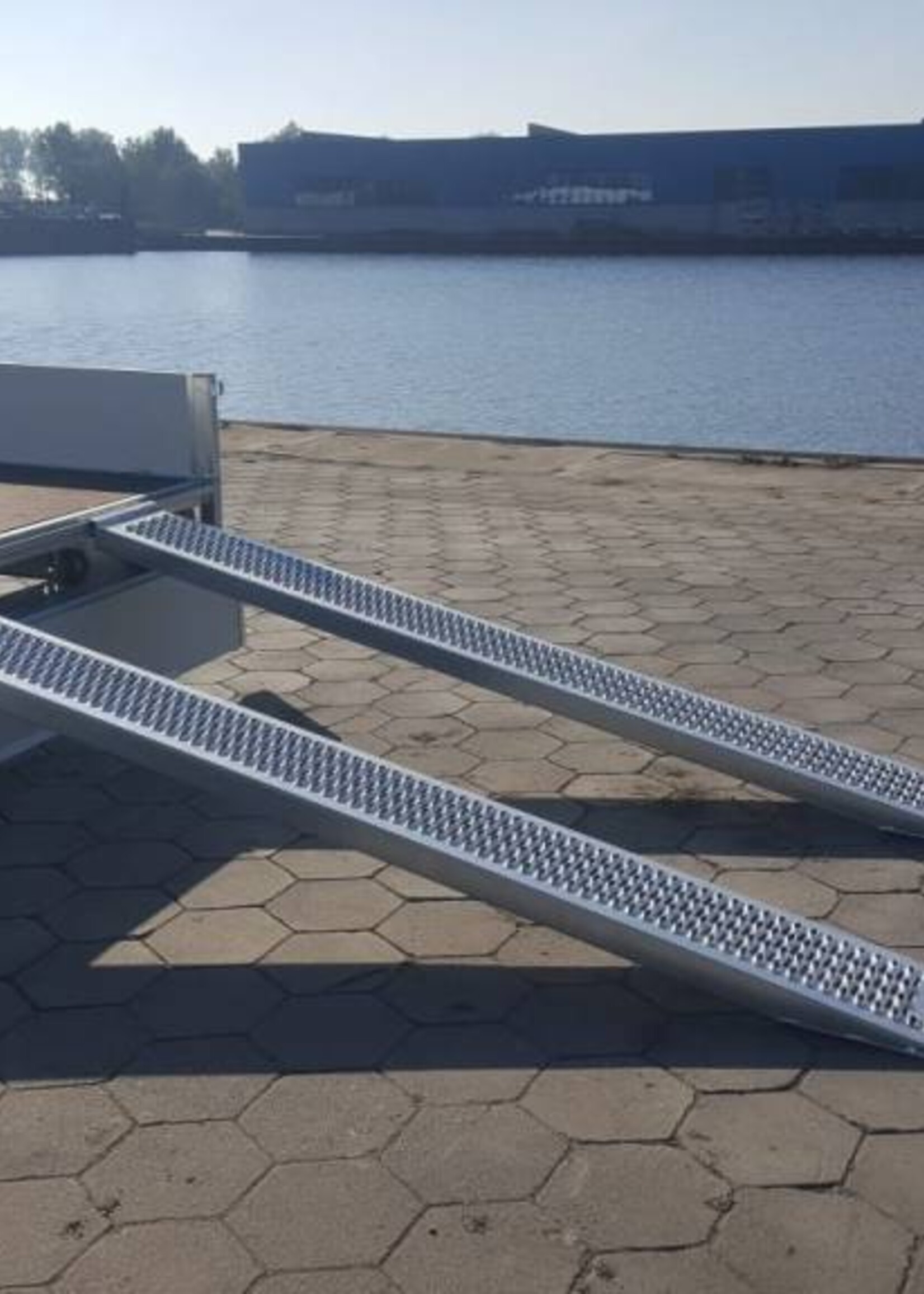Eduard Geremde Eduard multitransporter - 406x220 cm - 2700 kg bruto laadvermogen - 63 cm laadvloerhoogte - 30 cm borden - inclusief oprijplaten en handlier