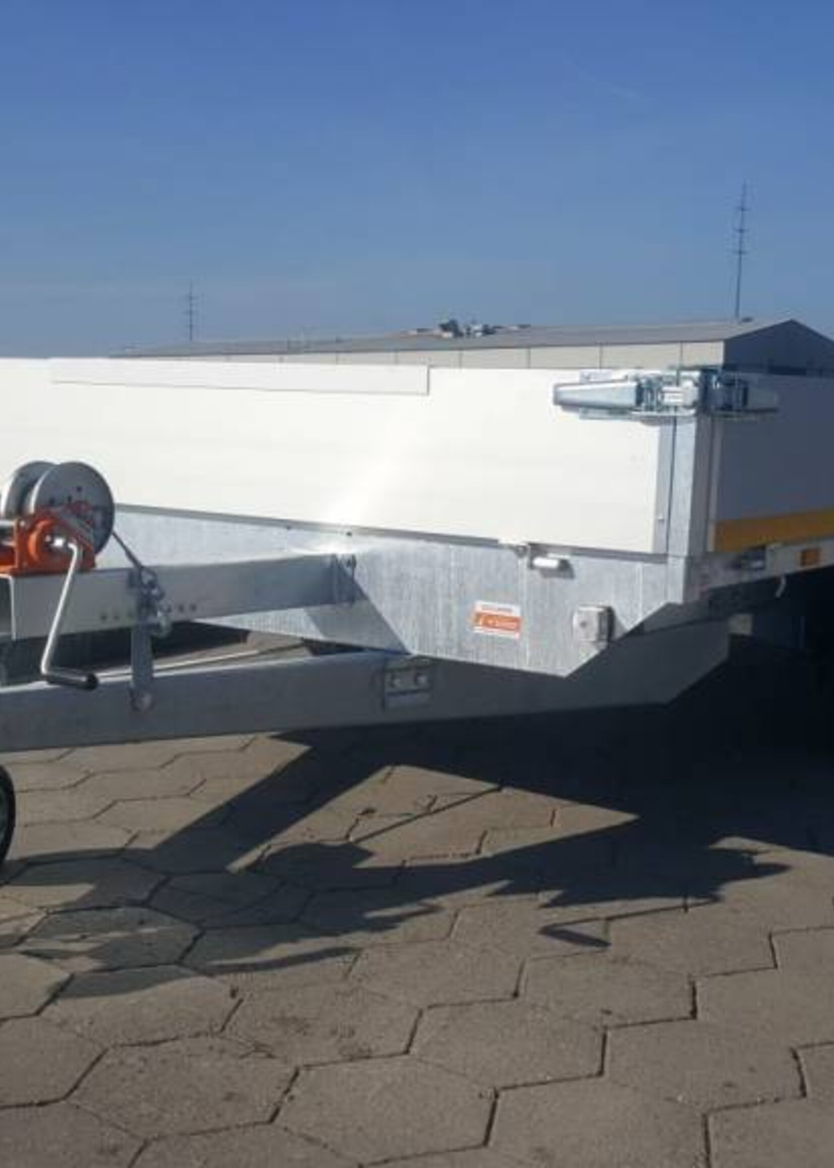 Eduard Geremde Eduard multitransporter - 406x220 cm - 2700 kg bruto laadvermogen - 63 cm laadvloerhoogte - 30 cm borden - inclusief oprijplaten en handlier