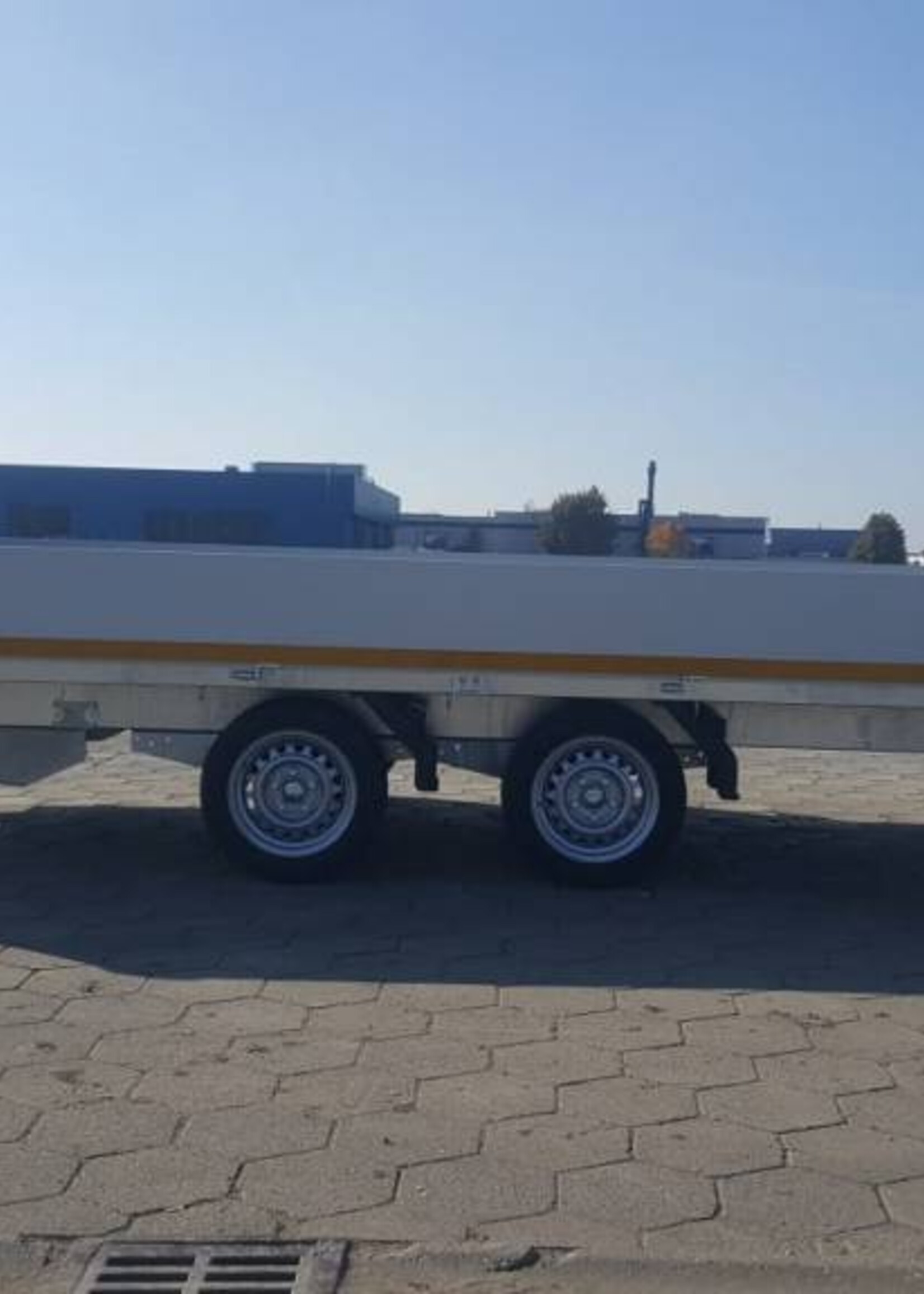 Eduard Geremde Eduard multitransporter - 406x220 cm - 3500 kg bruto laadvermogen - 63 cm laadvloerhoogte - 30 cm borden - inclusief oprijplaten en handlier