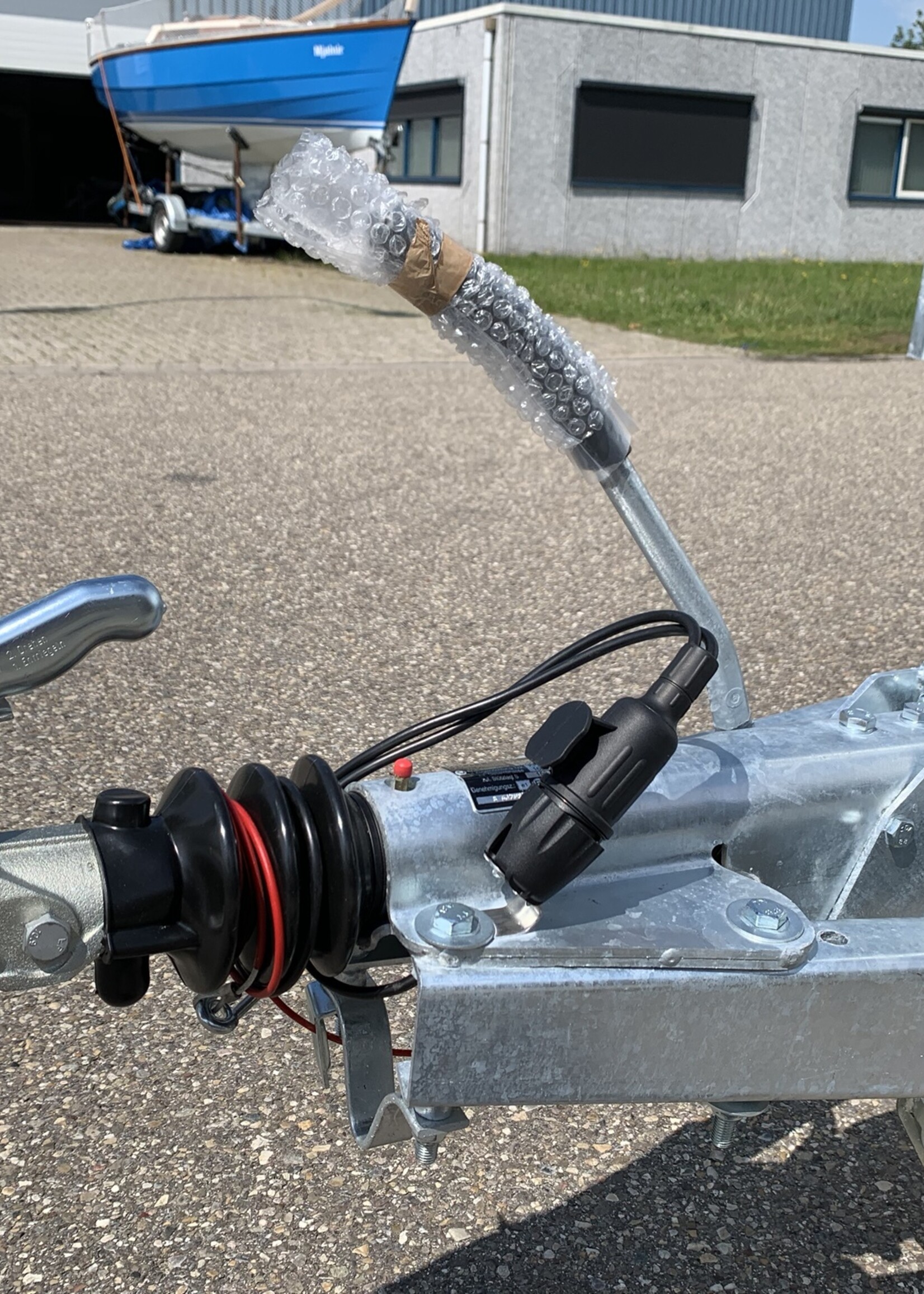 Knott Knott oplooprem aanhanger KF27 – 2700 kg maximaal trekvermogen - V-dissel aansluiting - inclusief neuswielconsole