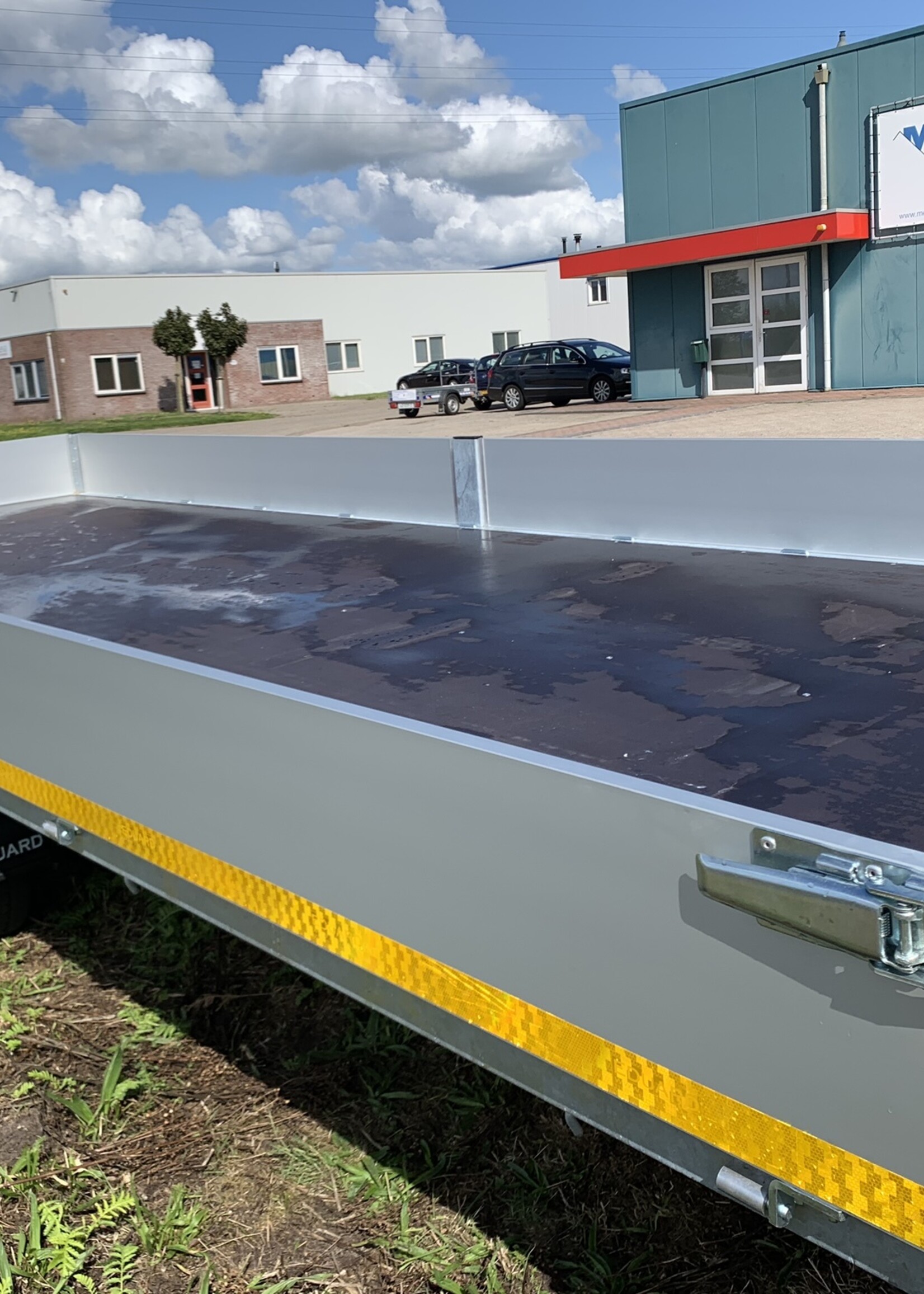 Eduard Geremde Eduard plateauwagen - 606x220 cm - 3000 kg bruto laadvermogen - 63 cm laadvloerhoogte - 30 cm borden