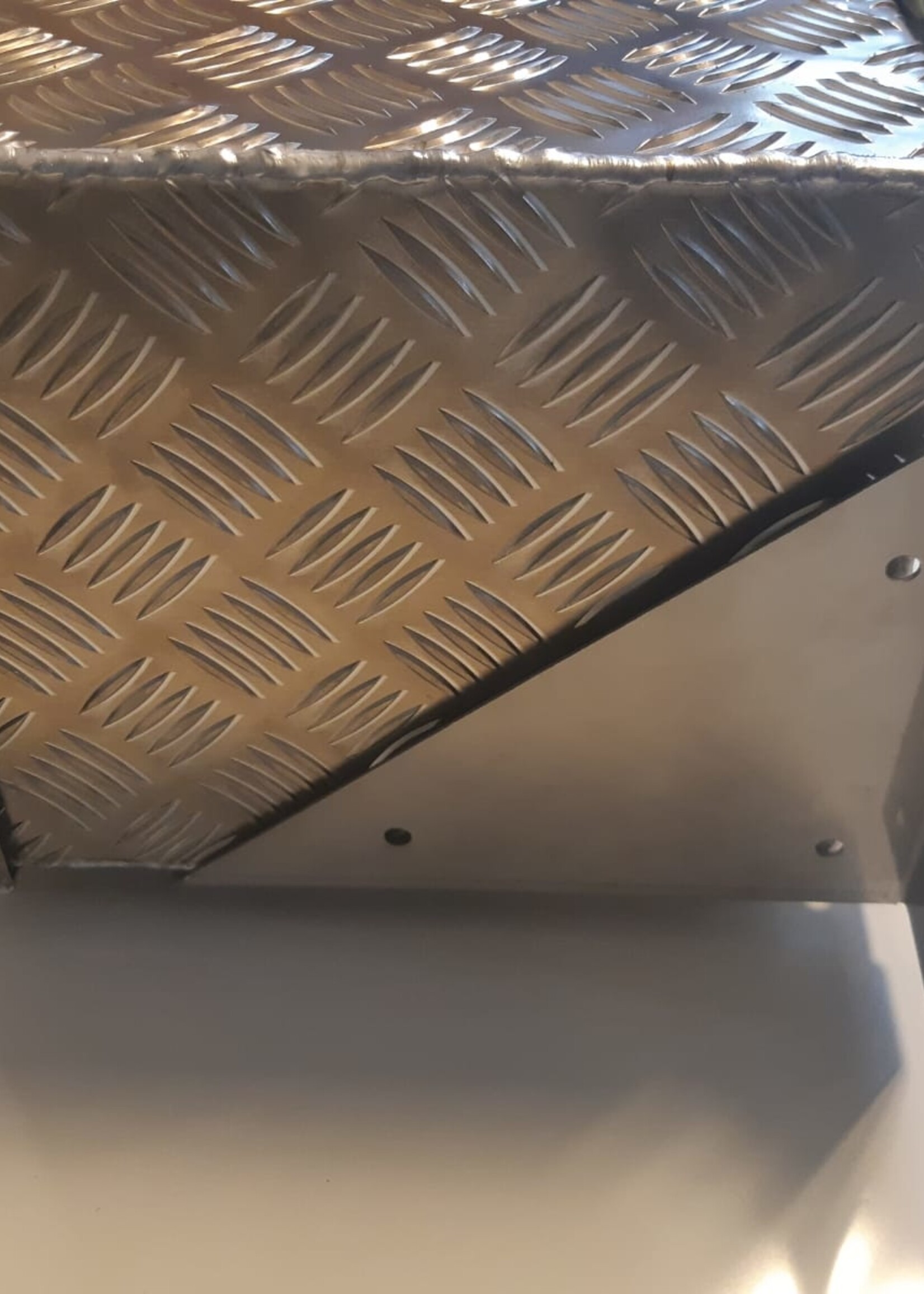 De Haan DE HAAN BOX O - 700x240x300 mm - waterdichte en stofdichte aluminium traanplaat disselbak - voorzien van vlinderslot of t-sluiting