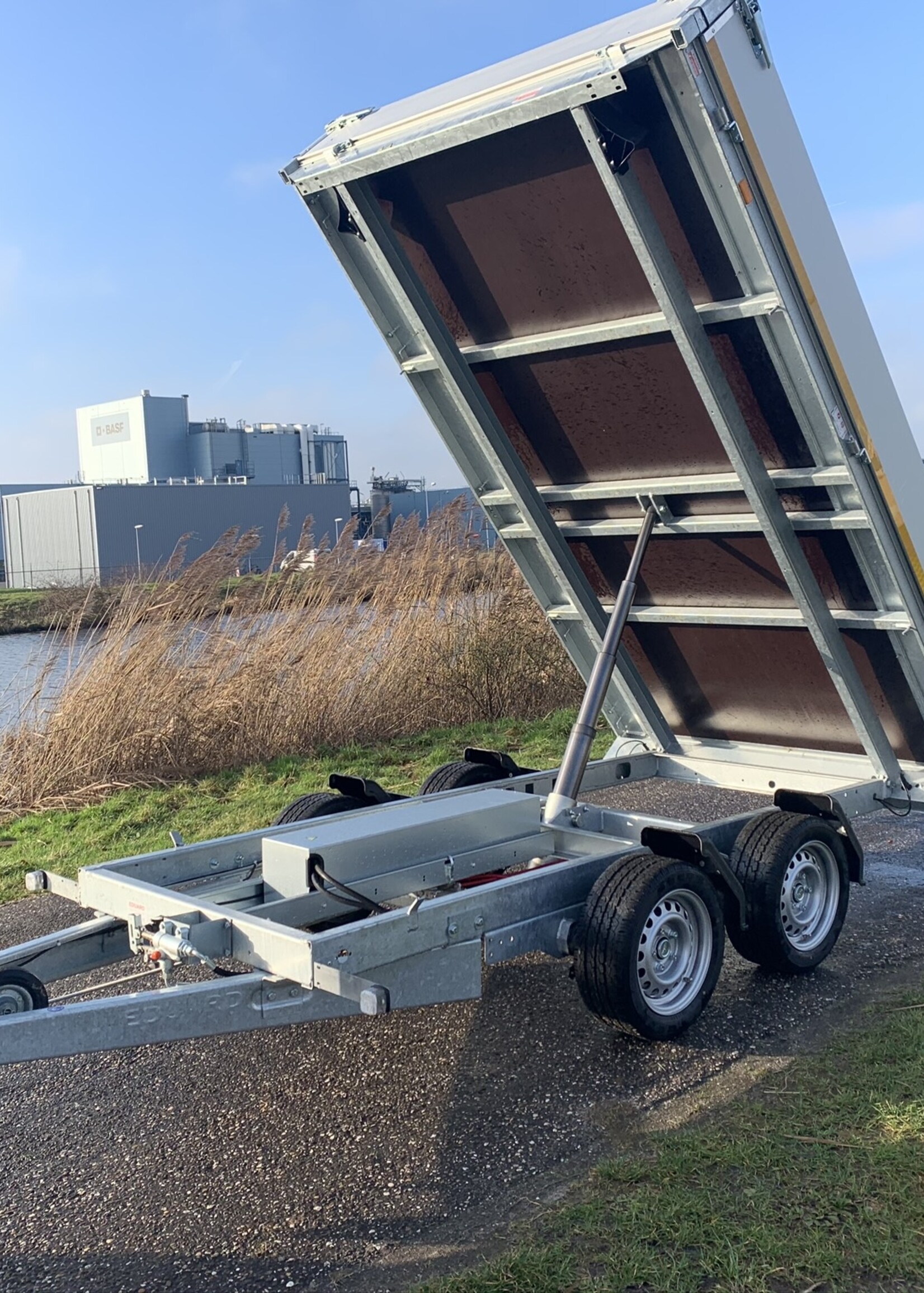 Eduard Achterwaartse kipper 310x160 cm - 2000 kg - handpomp en elektrisch met afstandsbediening - voorzien van 40 cm borden en oprijplaten