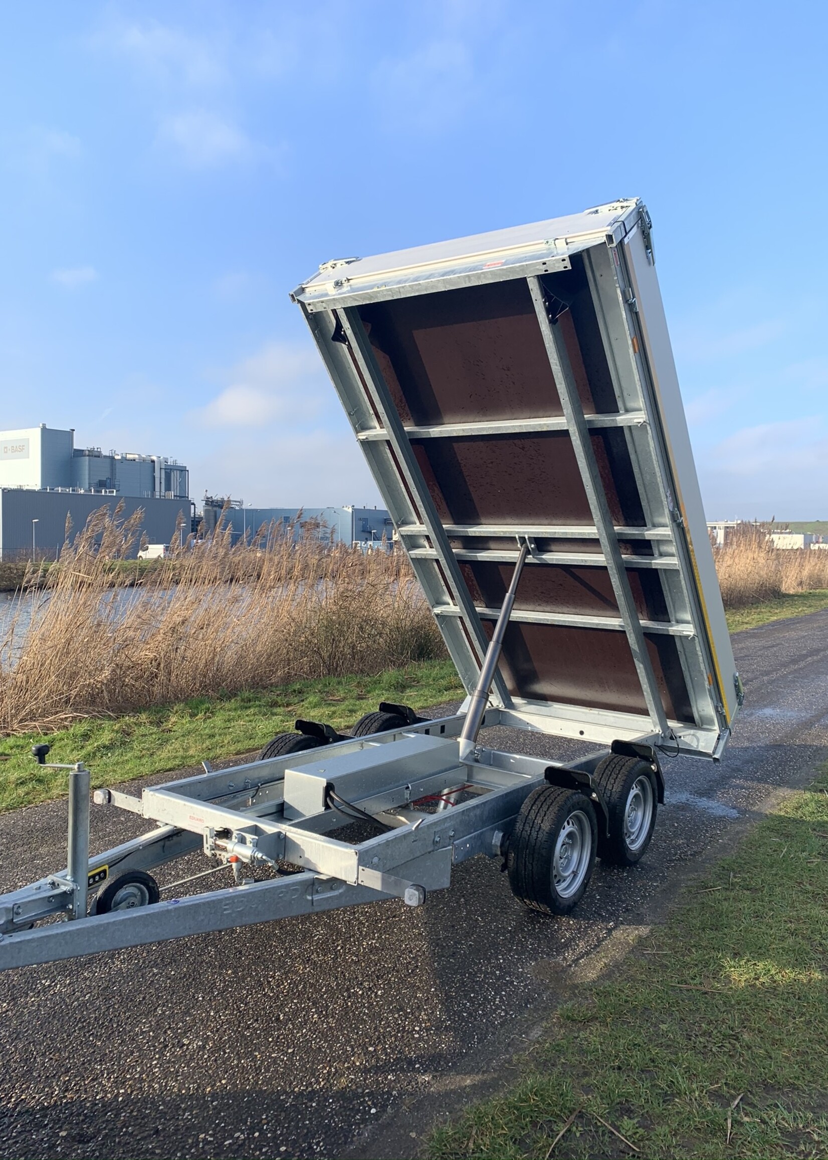 Eduard Geremde Eduard achterwaartse kipper - 310x180 cm - 3000 kg bruto laadvermogen - elektrisch, extern laden, handpomp - 63 cm laadvloerhoogte - inclusief oprijplaten