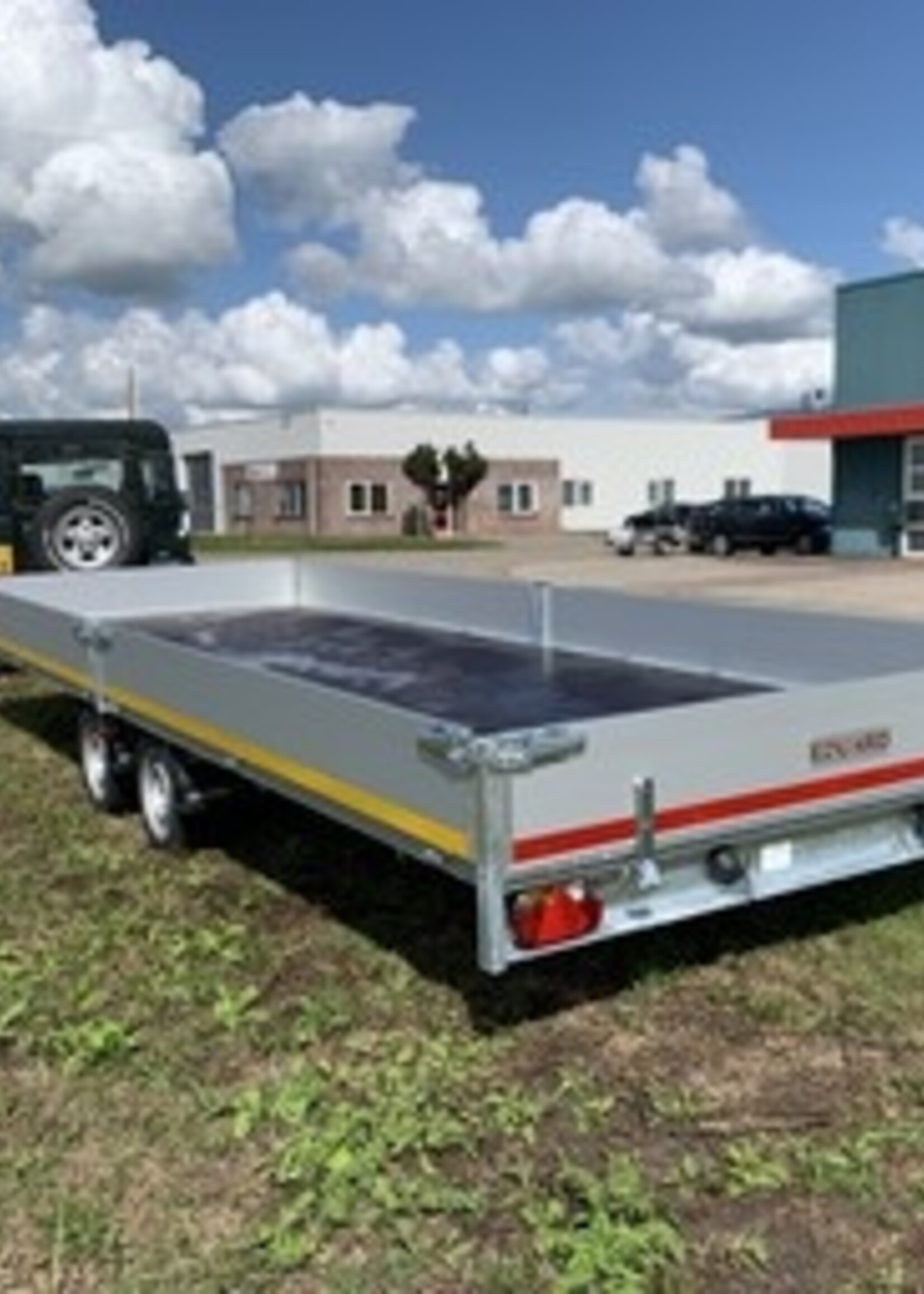 Eduard Geremde Eduard multitransporter - 606x220 cm - 3500 kg bruto laadvermogen - 63 cm laadvloerhoogte - 30 cm borden - inclusief oprijplaten