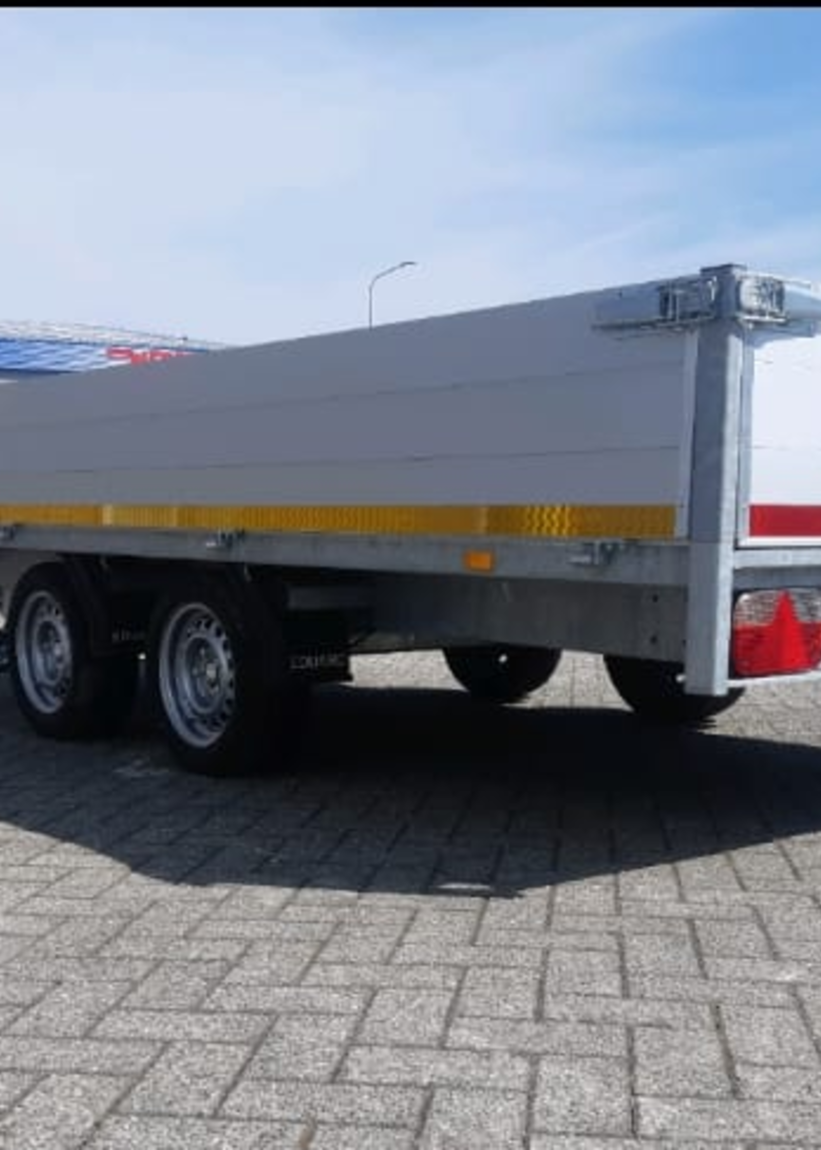 Eduard Geremde Eduard multitransporter - 406x200 cm - 2700 kg bruto laadvermogen - 63 cm laadvloerhoogte - 40 cm borden - inclusief oprijplaten en handlier