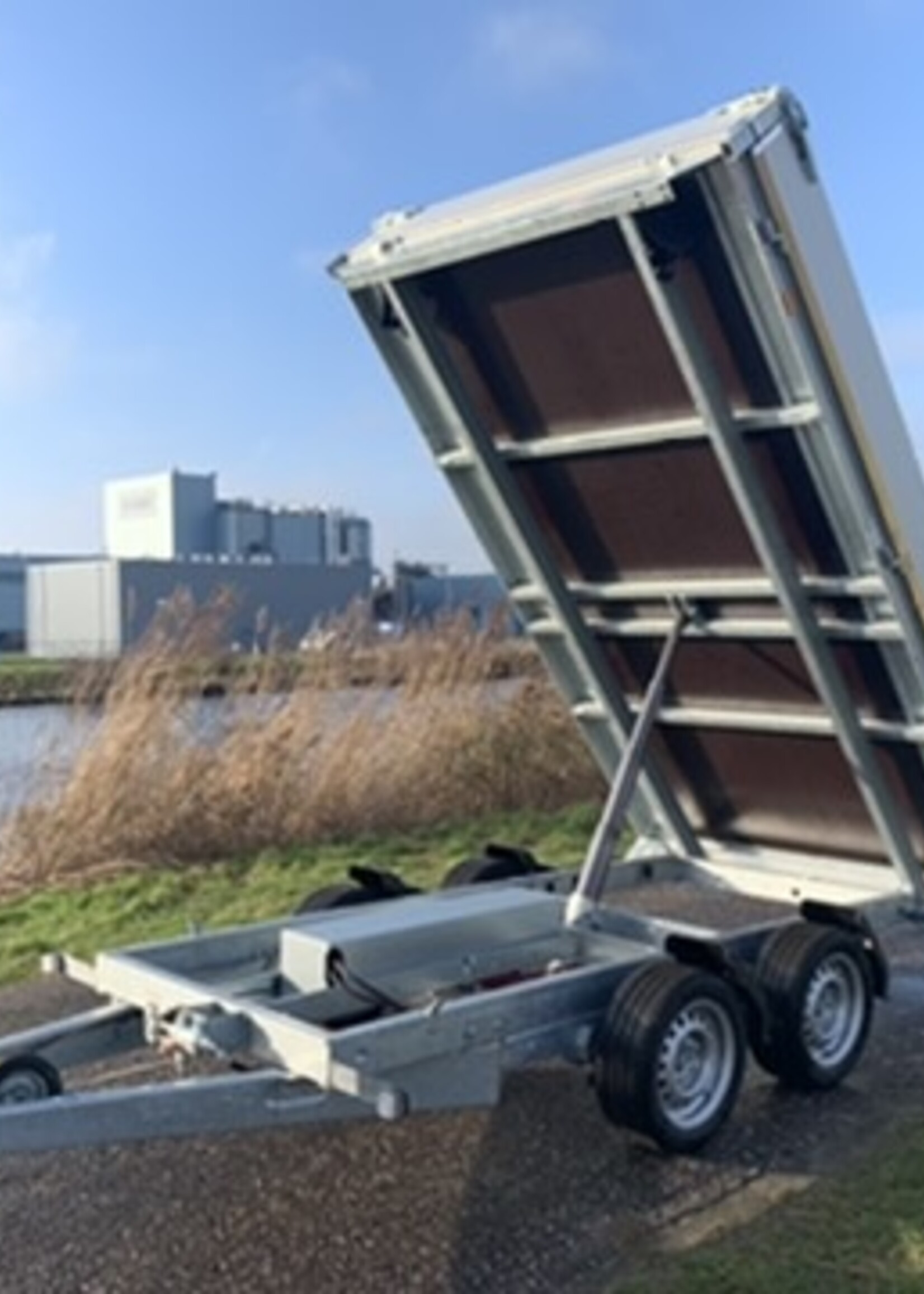 Eduard 310x160 cm - 2700 kg bruto laadvermogen - 63 cm laadvloerhoogte - elektrische bediening - 30 cm borden -  inclusief oprijplaten