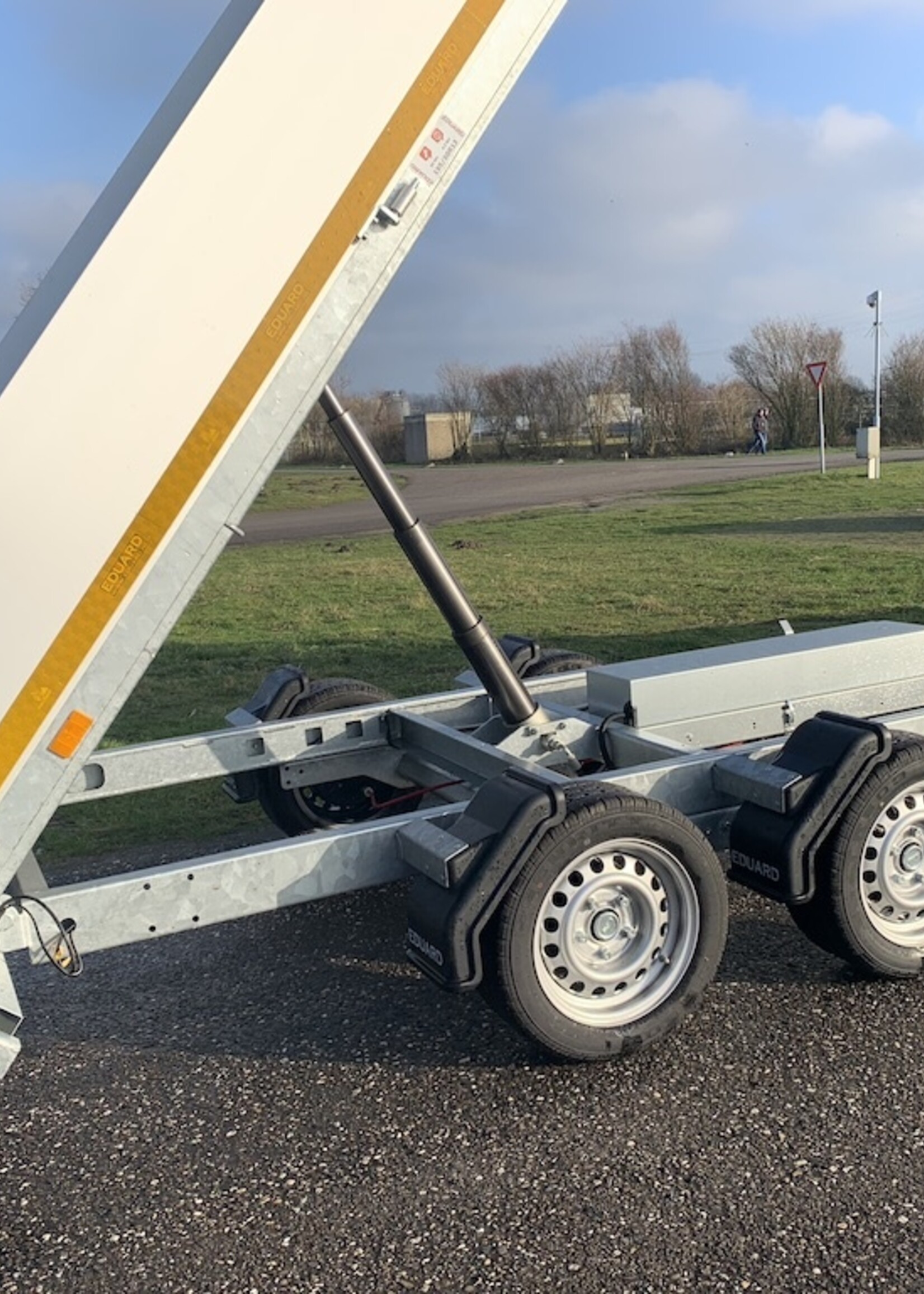 Eduard 310x160 cm - 2700 kg bruto laadvermogen - 63 cm laadvloerhoogte - elektrische bediening - 30 cm borden -  inclusief oprijplaten