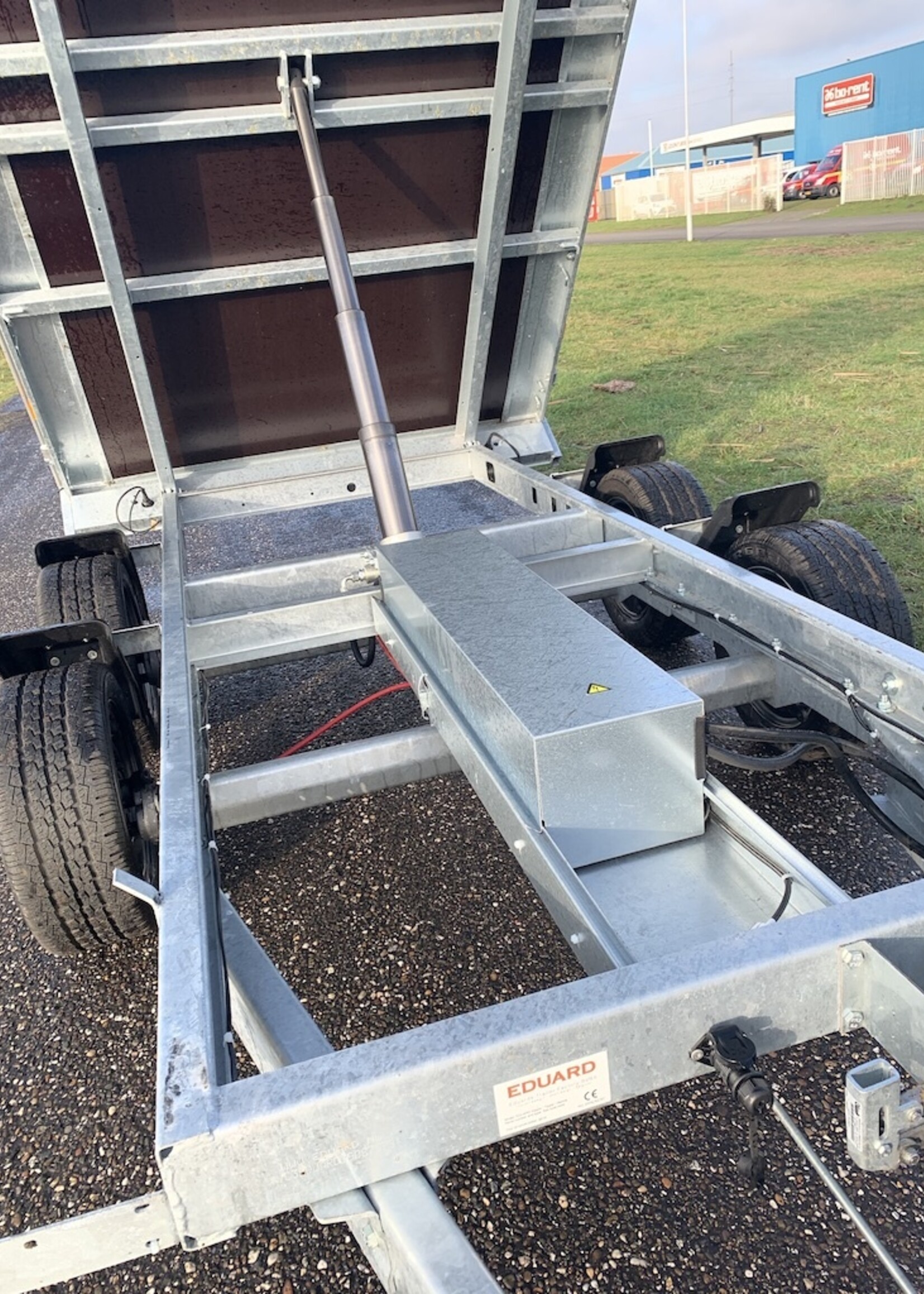 Eduard 310x160 cm - 2700 kg bruto laadvermogen - 63 cm laadvloerhoogte - elektrische bediening - 30 cm borden -  inclusief oprijplaten