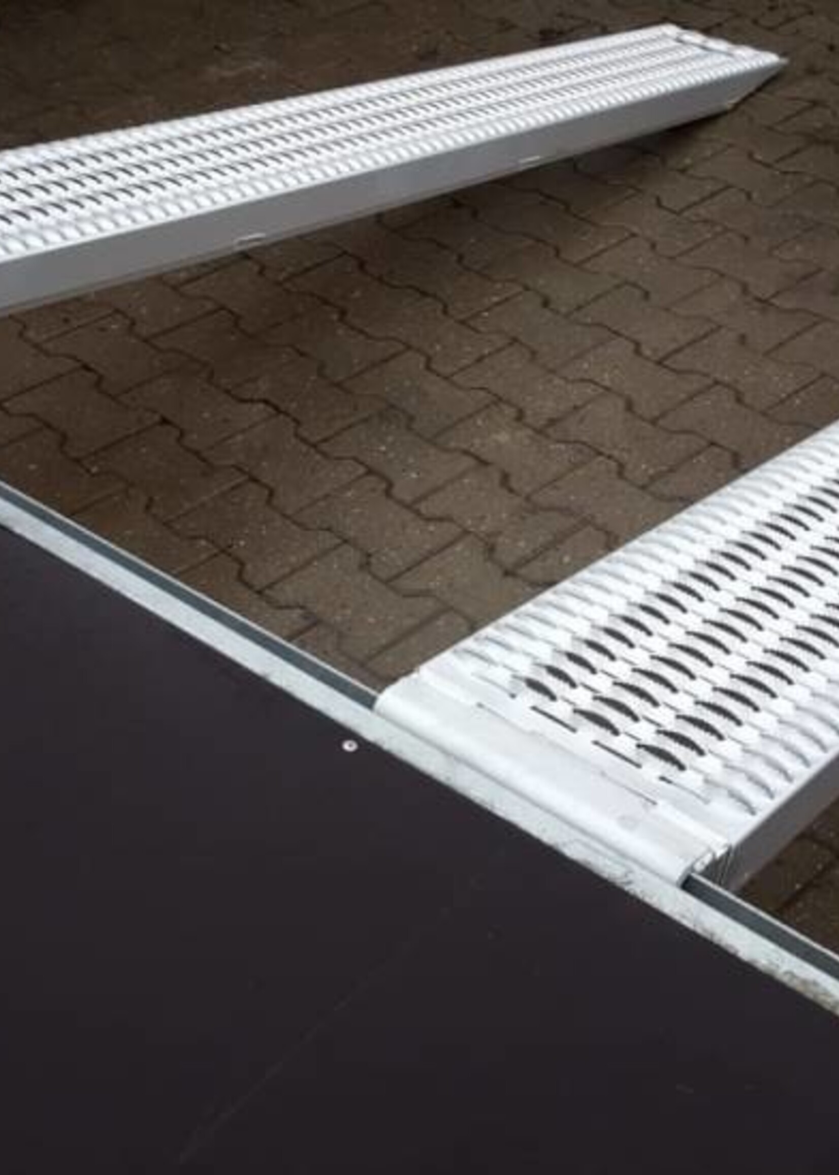Eduard Geremde Eduard multitransporter - 606x220 cm - 3500 kg bruto laadvermogen - 56 cm laadvloerhoogte - 30 cm borden - inclusief oprijplaten en handlier - tridem asser