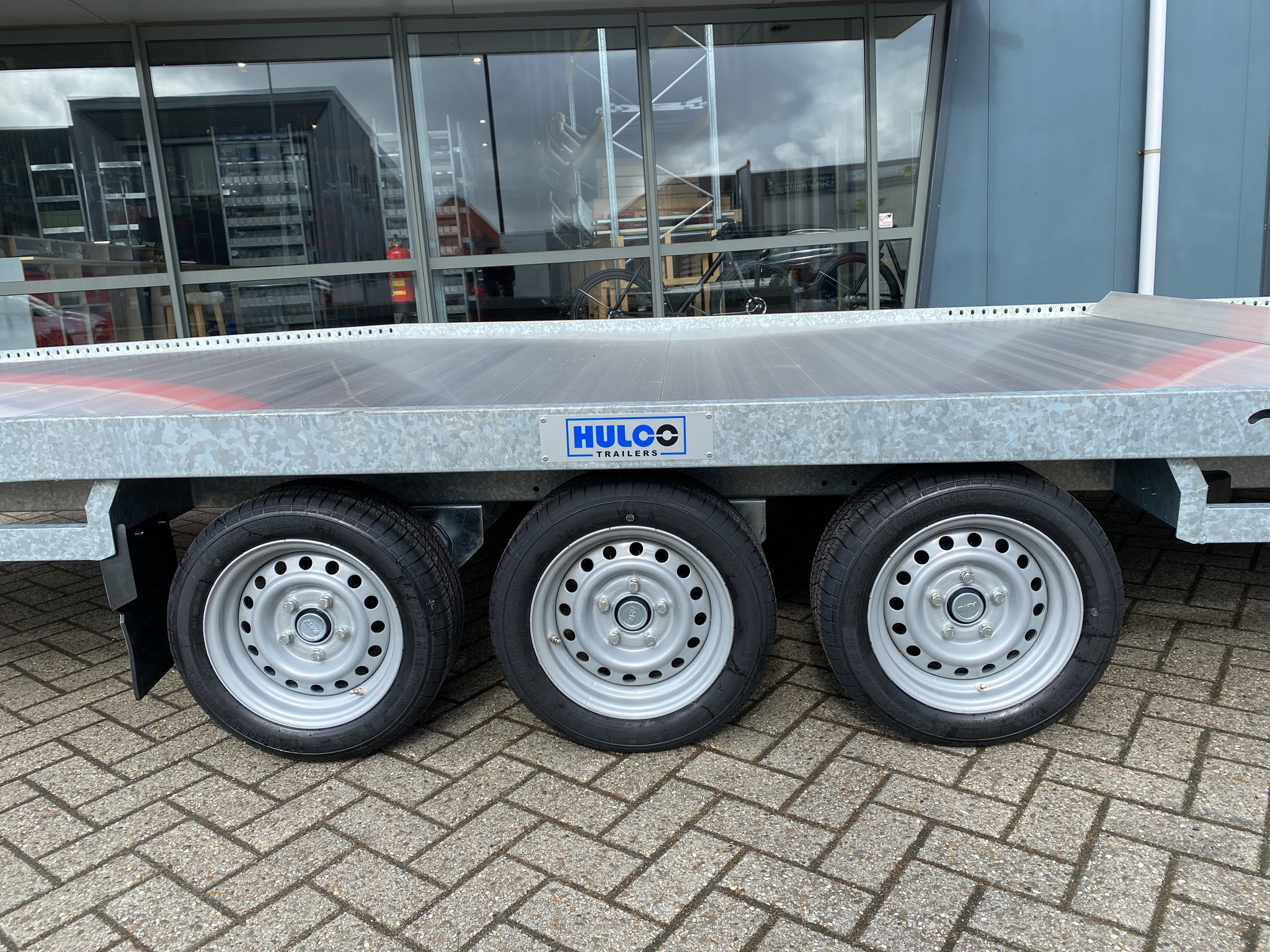 Geremde Hulco autotransporter - 540x207 cm - 3500 kg bruto laadvermogen - 63 cm laadvloerhoogte - inclusief oprijplaten