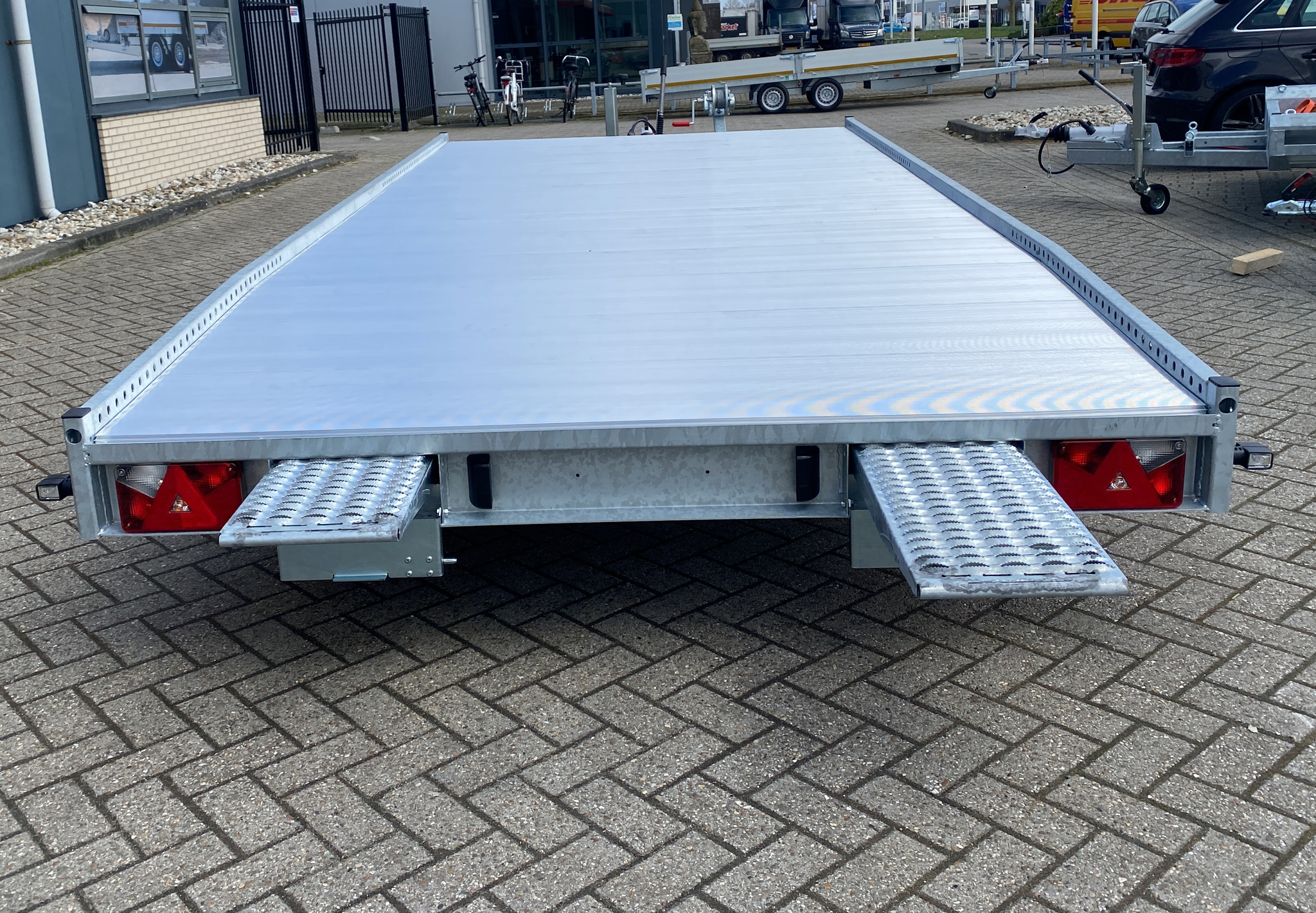 Geremde Hulco autotransporter - 540x207 cm - 3500 kg bruto laadvermogen - 63 cm laadvloerhoogte - inclusief oprijplaten