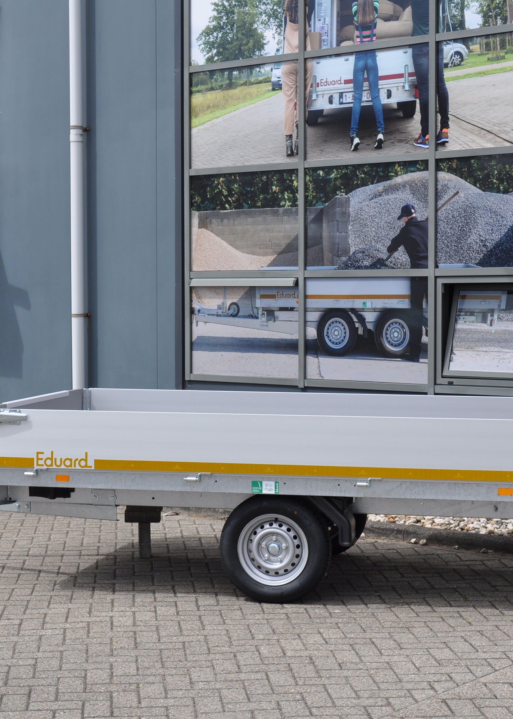 Eduard Ongeremde Eduard plateauwagen - 310x160 cm - 750 kg bruto laadvermogen - 72 cm laadvloerhoogte - 30 cm borden