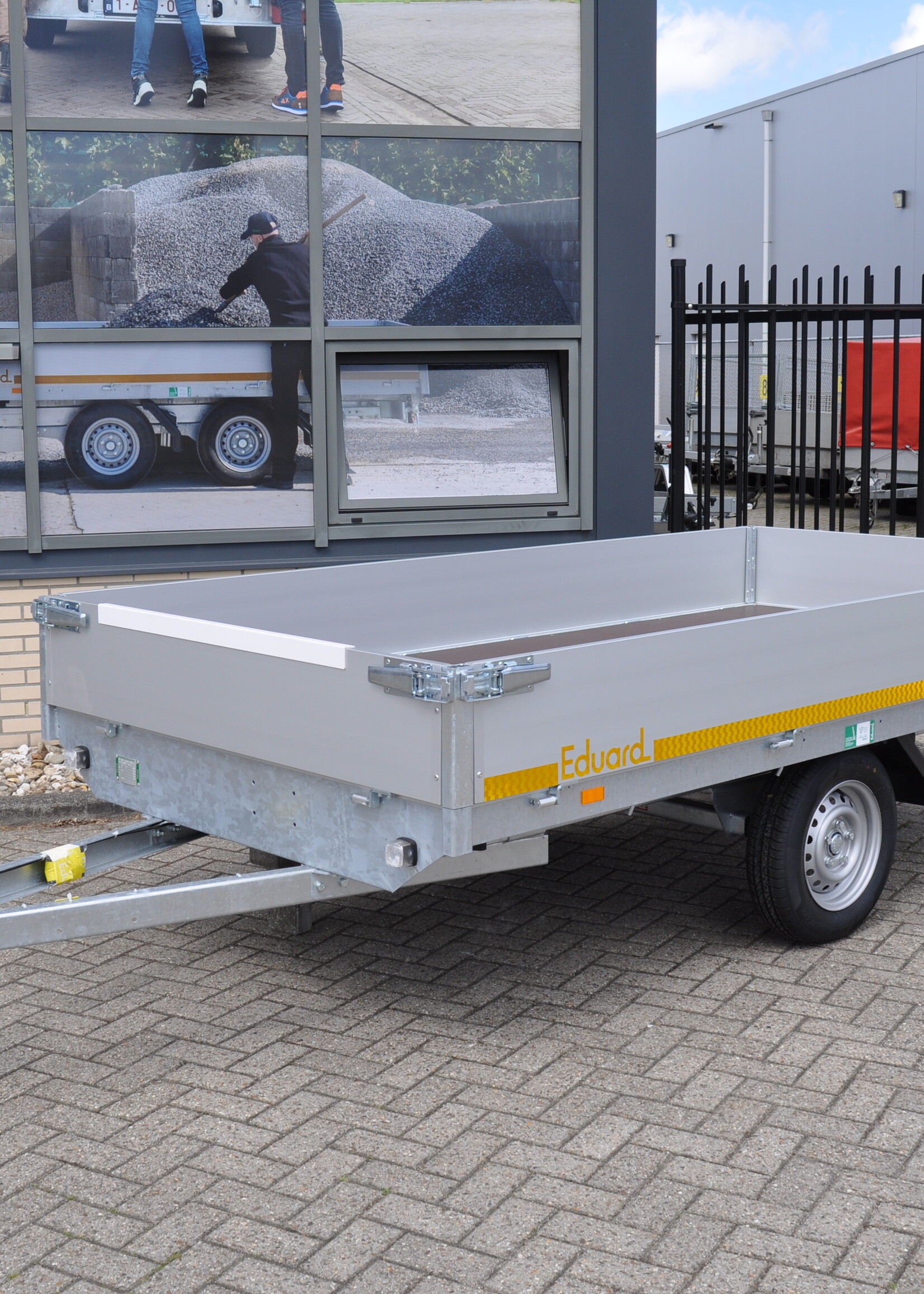 Eduard Ongeremde Eduard plateauwagen - 310x160 cm - 750 kg bruto laadvermogen - 72 cm laadvloerhoogte - 30 cm borden