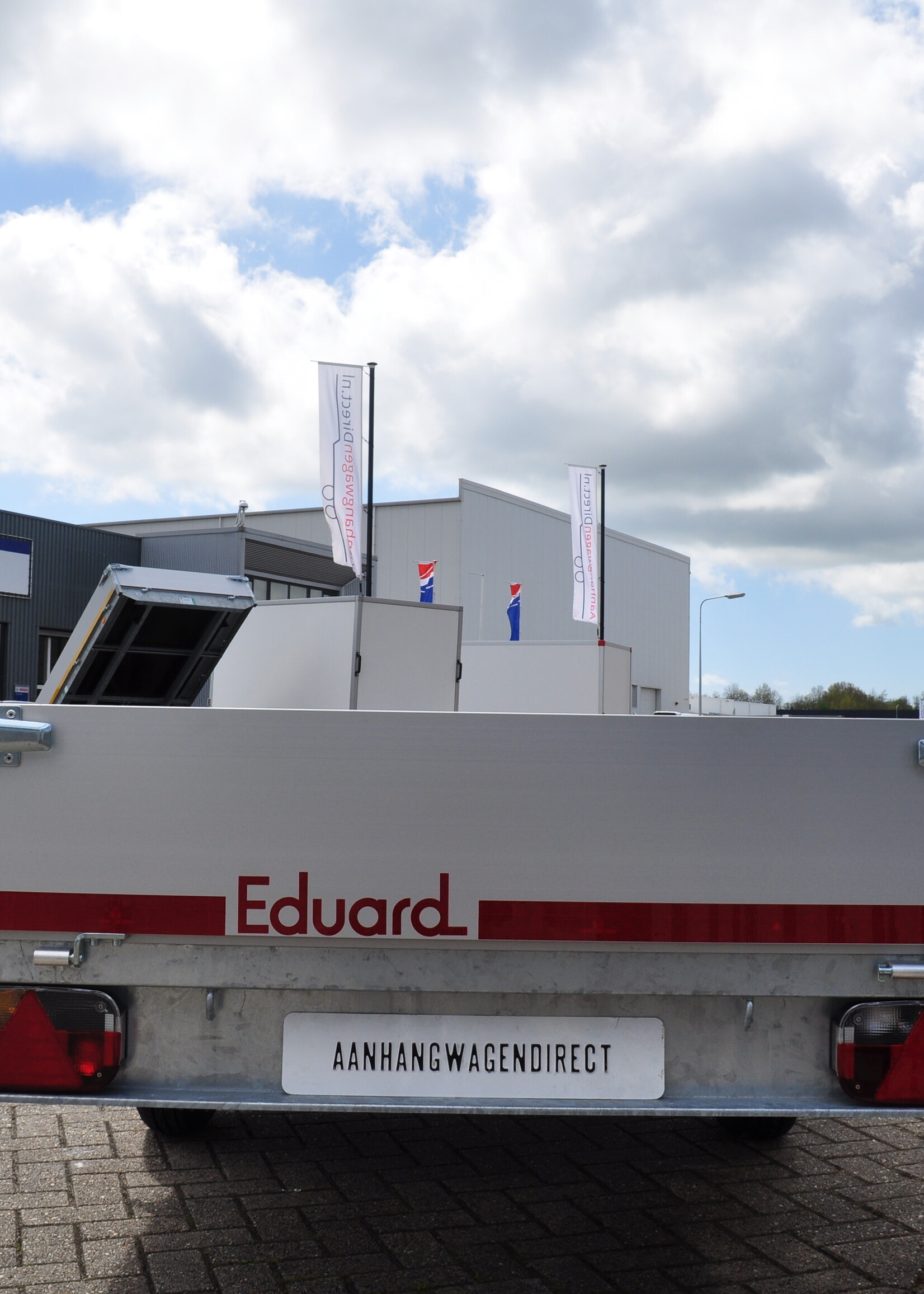 Eduard Ongeremde Eduard plateauwagen - 310x160 cm - 750 kg bruto laadvermogen - 72 cm laadvloerhoogte - 30 cm borden