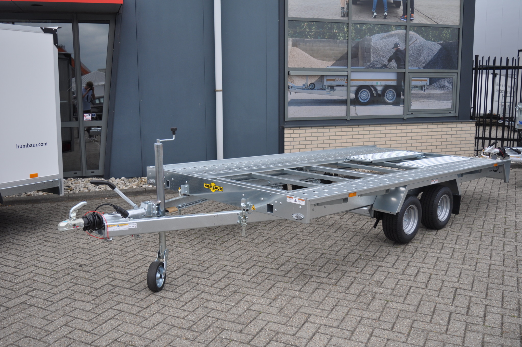 Geremde Humbaur autotransporter kipbaar - 400x200 cm - 2700 kg bruto laadvermogen - 58 cm laadvloerhoogte - inclusief oprijplaten en oprijbaan