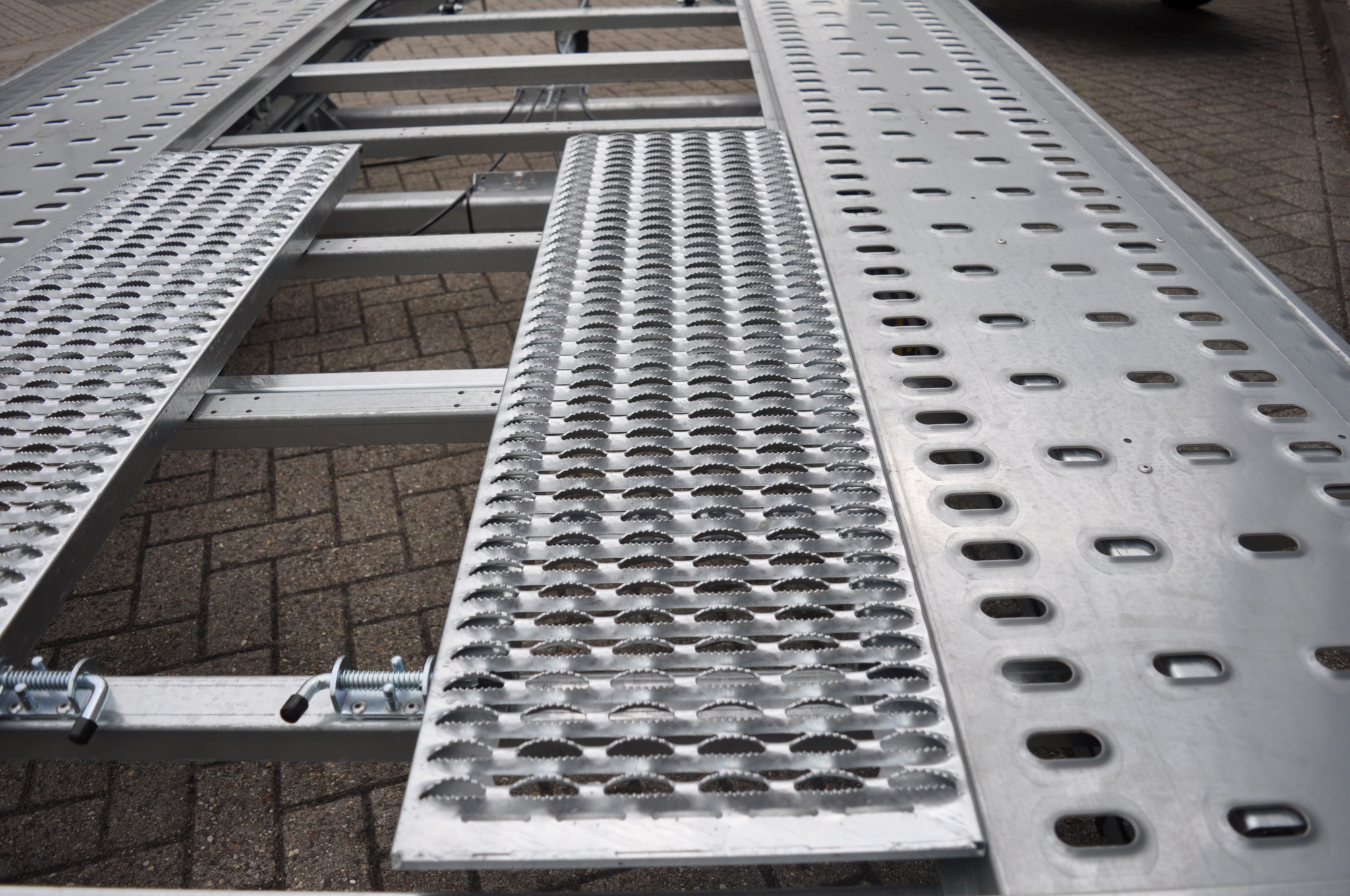 Geremde Humbaur autotransporter kipbaar - 400x200 cm - 2700 kg bruto laadvermogen - 58 cm laadvloerhoogte - inclusief oprijplaten en oprijbaan