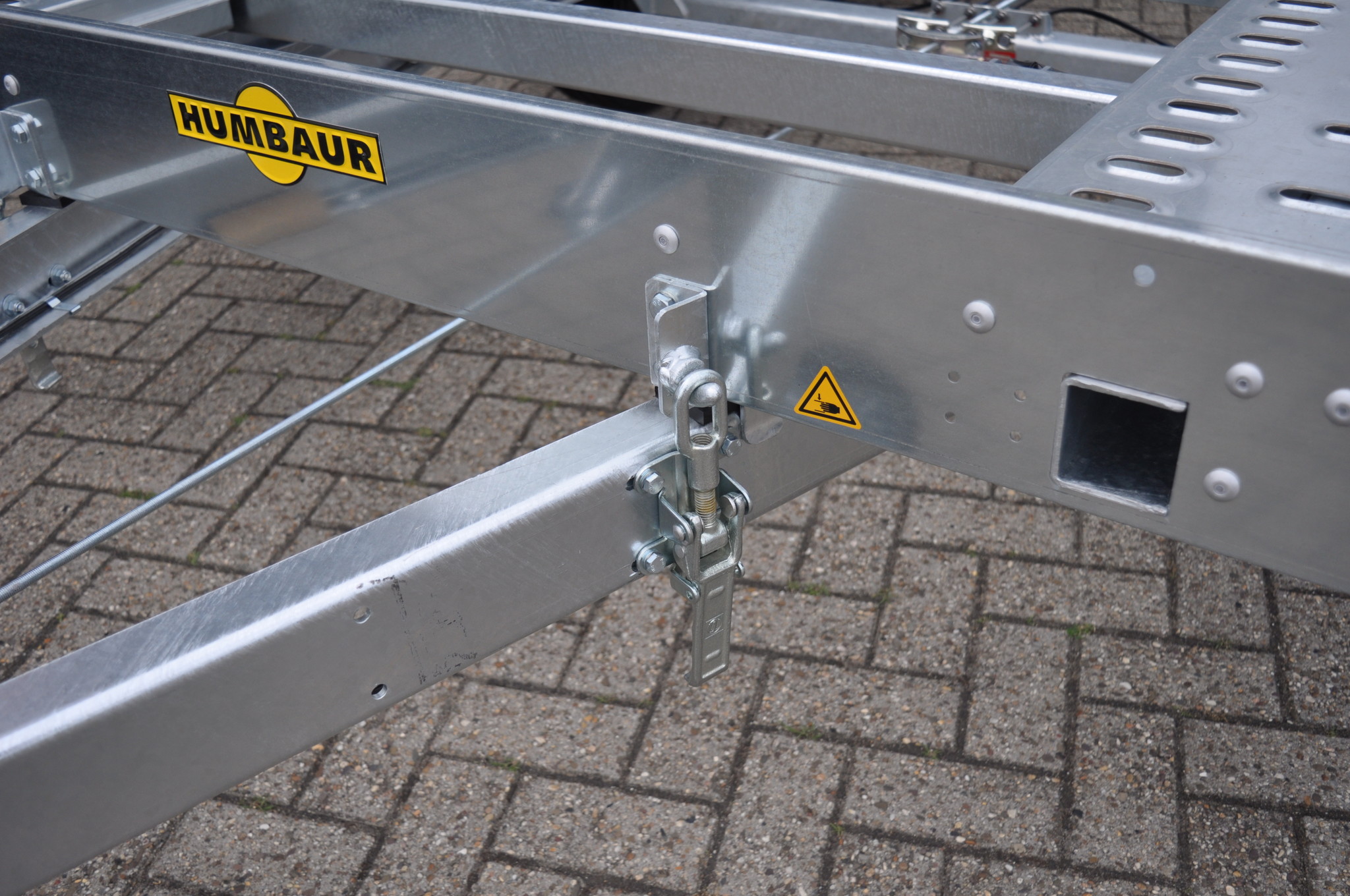 Geremde Humbaur autotransporter kipbaar - 400x200 cm - 2700 kg bruto laadvermogen - 58 cm laadvloerhoogte - inclusief oprijplaten en oprijbaan