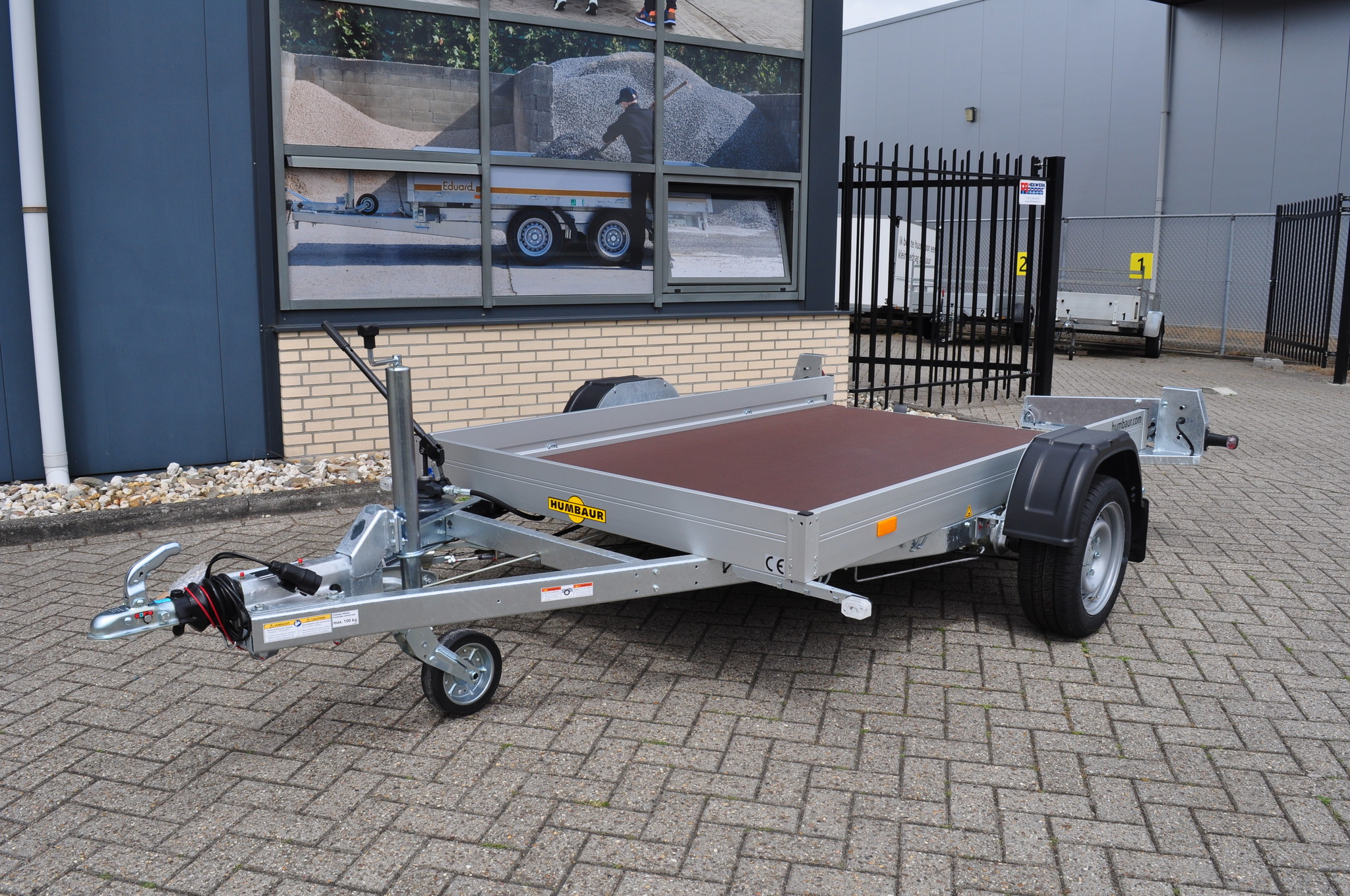 Humbaur HKT verlaagbare motortrailer - 250x156 cm - 1350 kg - geremd - handpomp