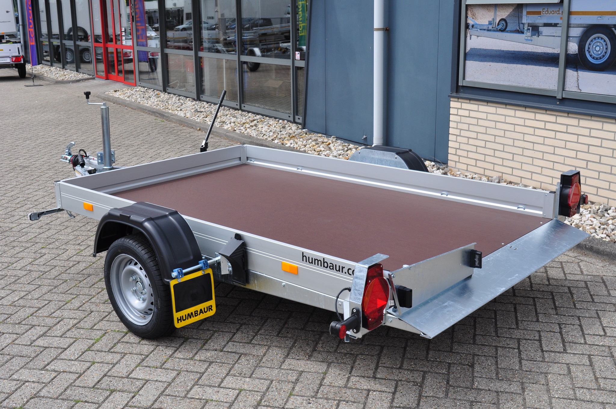 Humbaur HKT verlaagbare motortrailer - 250x156 cm - 1350 kg - geremd - handpomp