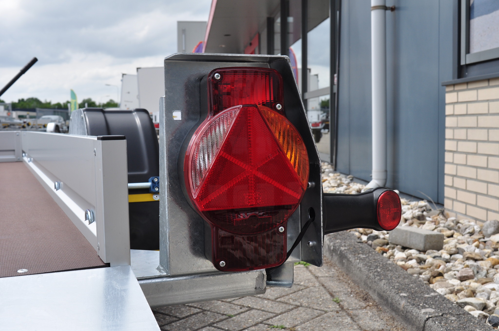 Humbaur HKT verlaagbare motortrailer - 250x156 cm - 1350 kg - geremd - handpomp
