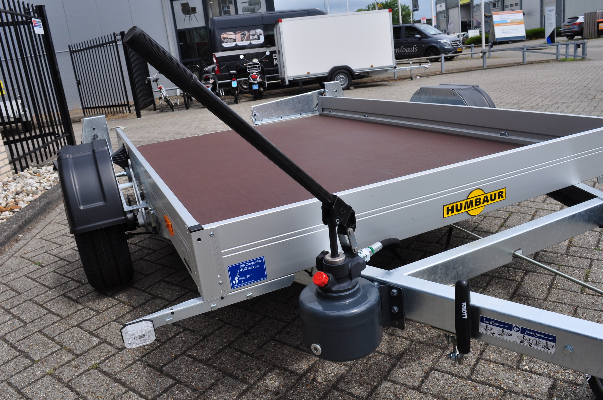 Humbaur HKT verlaagbare motortrailer - 250x156 cm - 1350 kg - geremd - handpomp