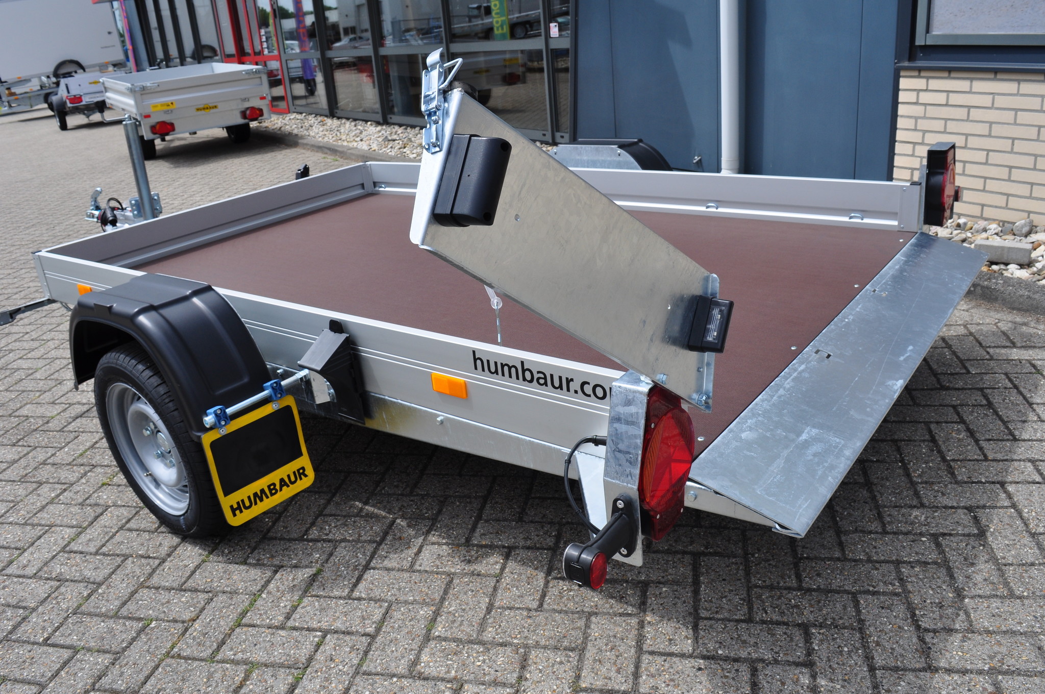 Humbaur HKT verlaagbare motortrailer - 250x156 cm - 1350 kg - geremd - handpomp