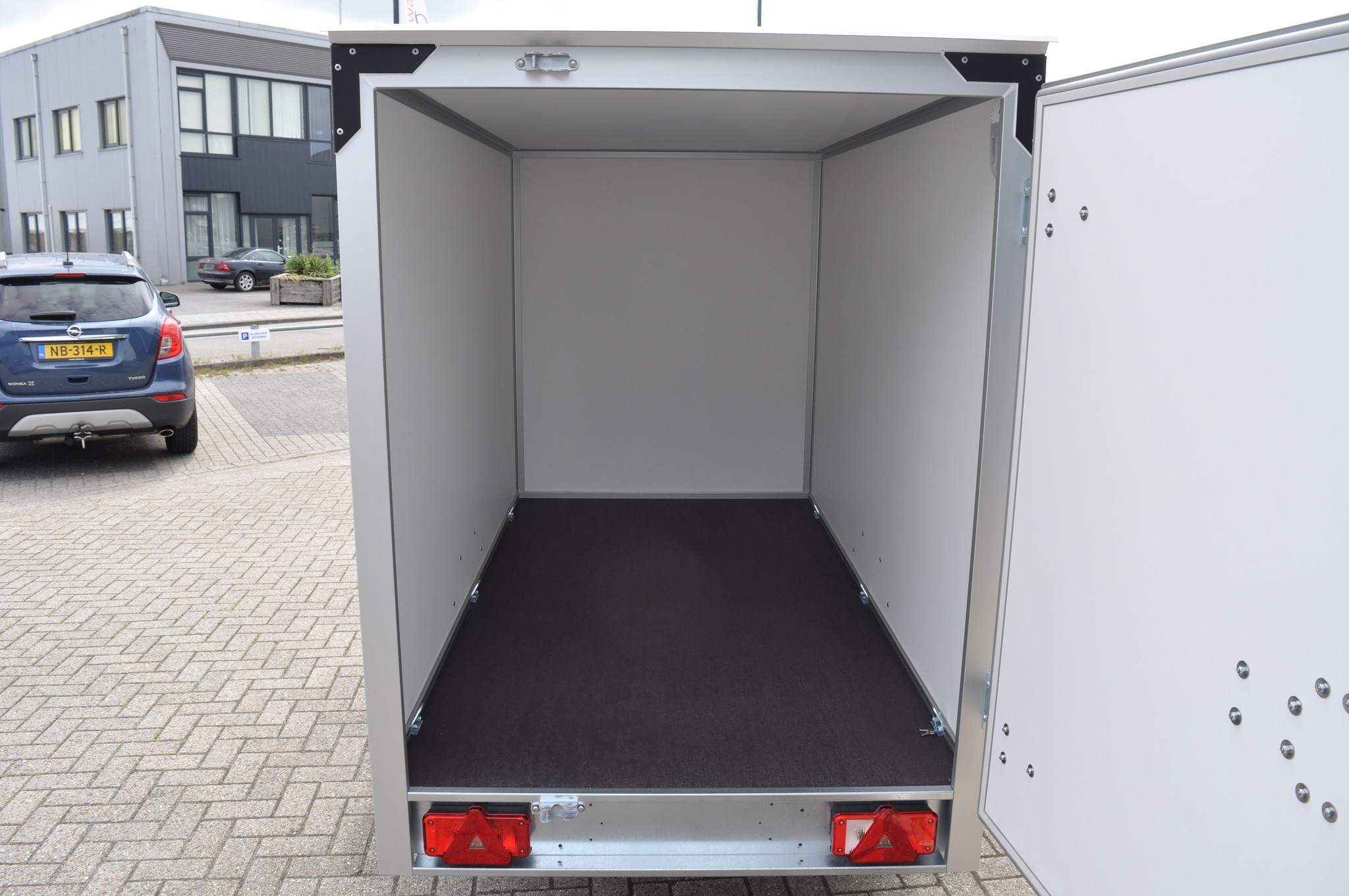 Humbaur HK gesloten aanhanger - 1500 kg bruto laadvermogen - 251x132x152 cm laadoppervlak - geremd