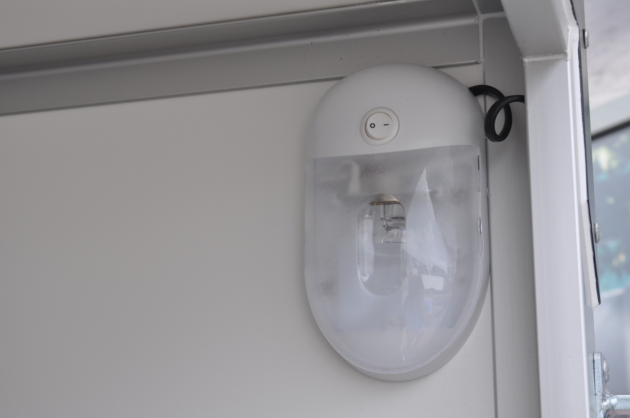 Humbaur HK gesloten aanhanger - 1500 kg bruto laadvermogen - 251x132x152 cm laadoppervlak - geremd