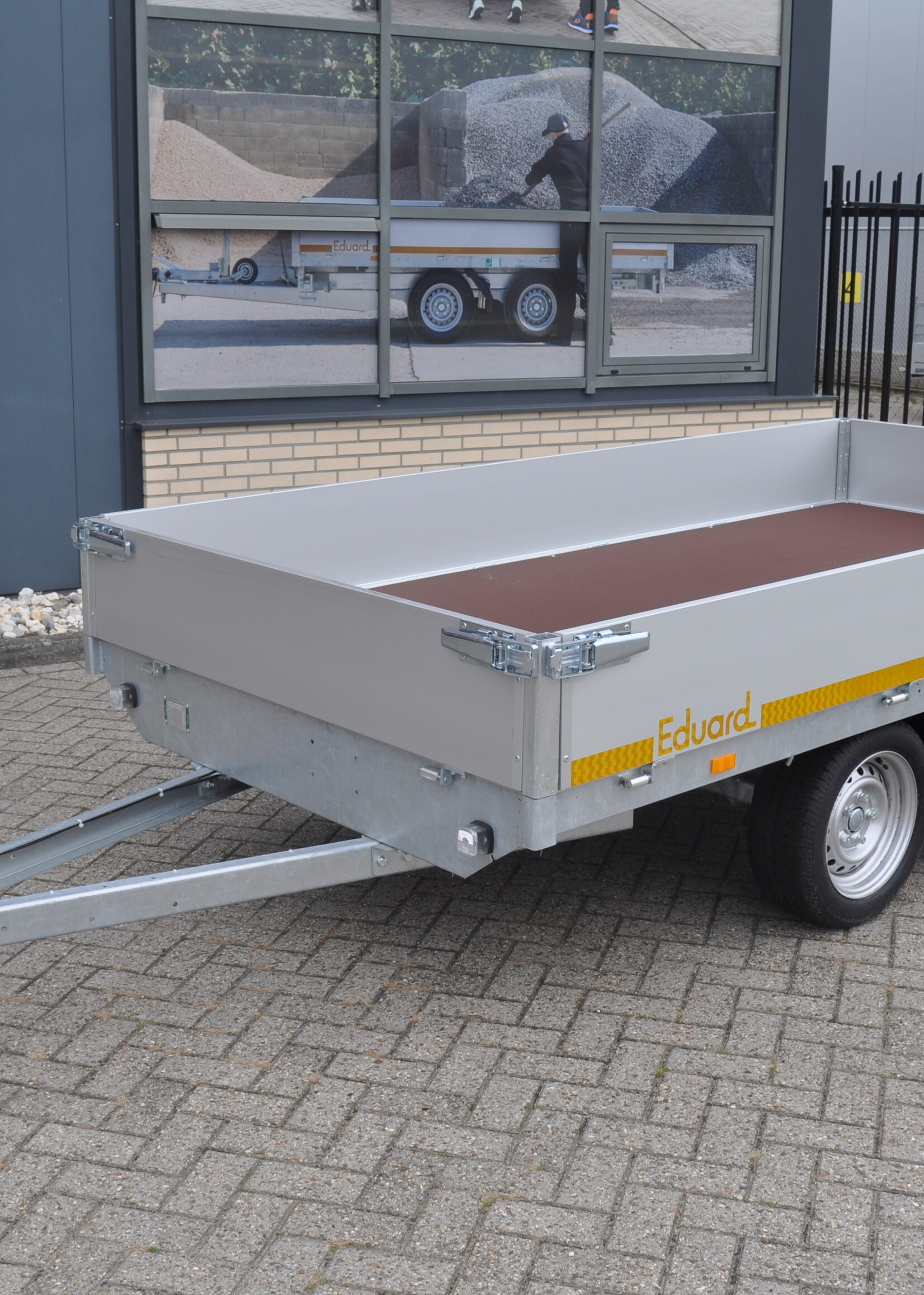 Eduard Ongeremde Eduard plateauwagen - 310x160 cm - 750 kg bruto laadvermogen - 63 cm laadvloerhoogte - 30 cm borden