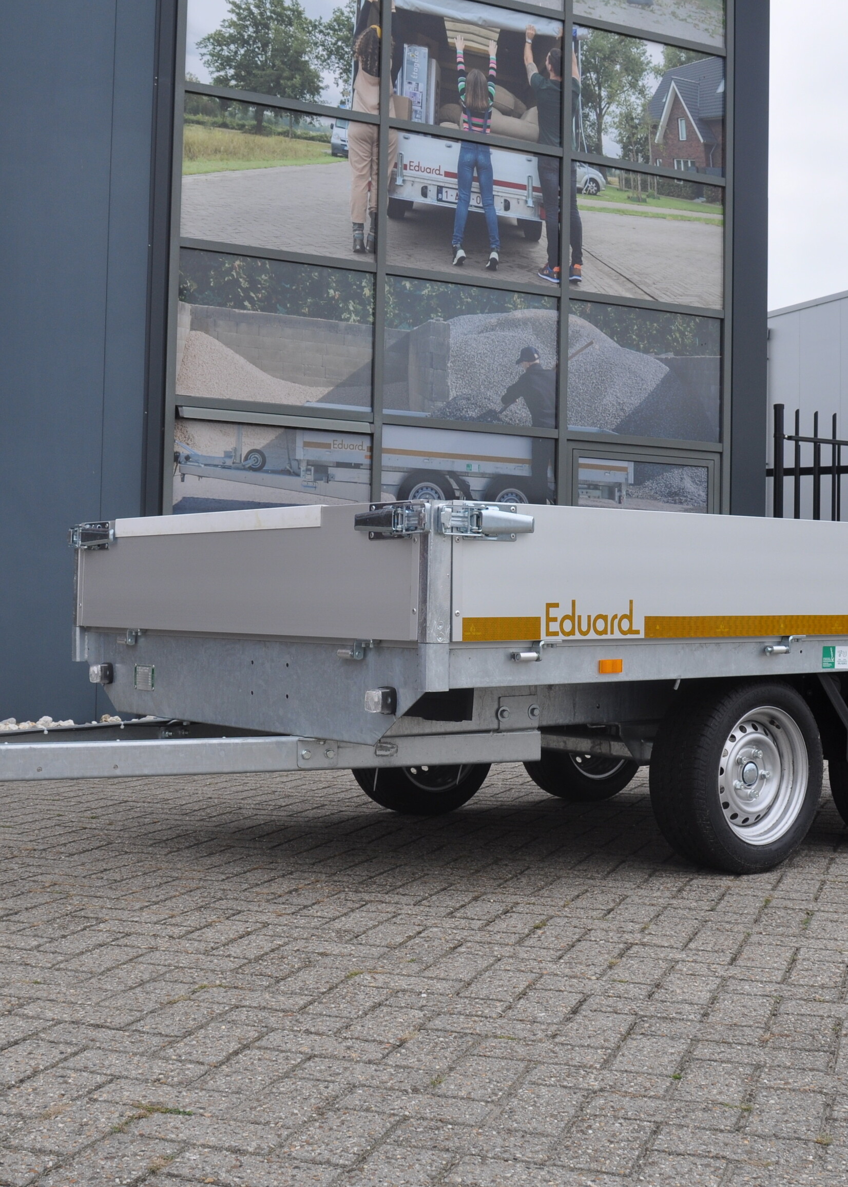 Eduard Ongeremde Eduard plateauwagen - 310x160 cm - 750 kg bruto laadvermogen - 63 cm laadvloerhoogte - 30 cm borden