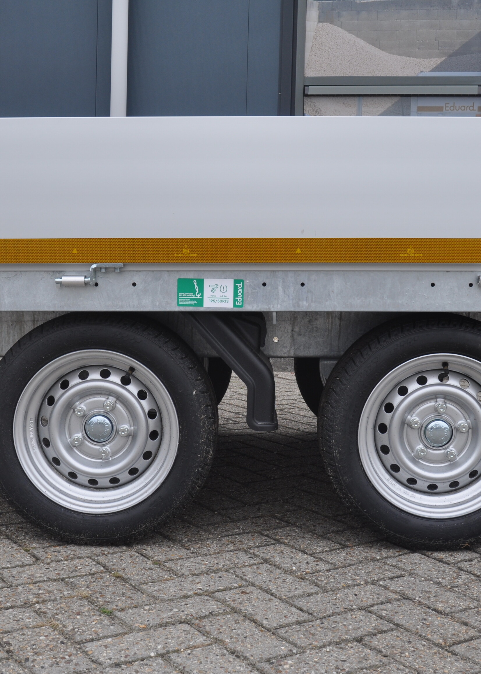 Eduard Ongeremde Eduard plateauwagen - 310x160 cm - 750 kg bruto laadvermogen - 63 cm laadvloerhoogte - 30 cm borden