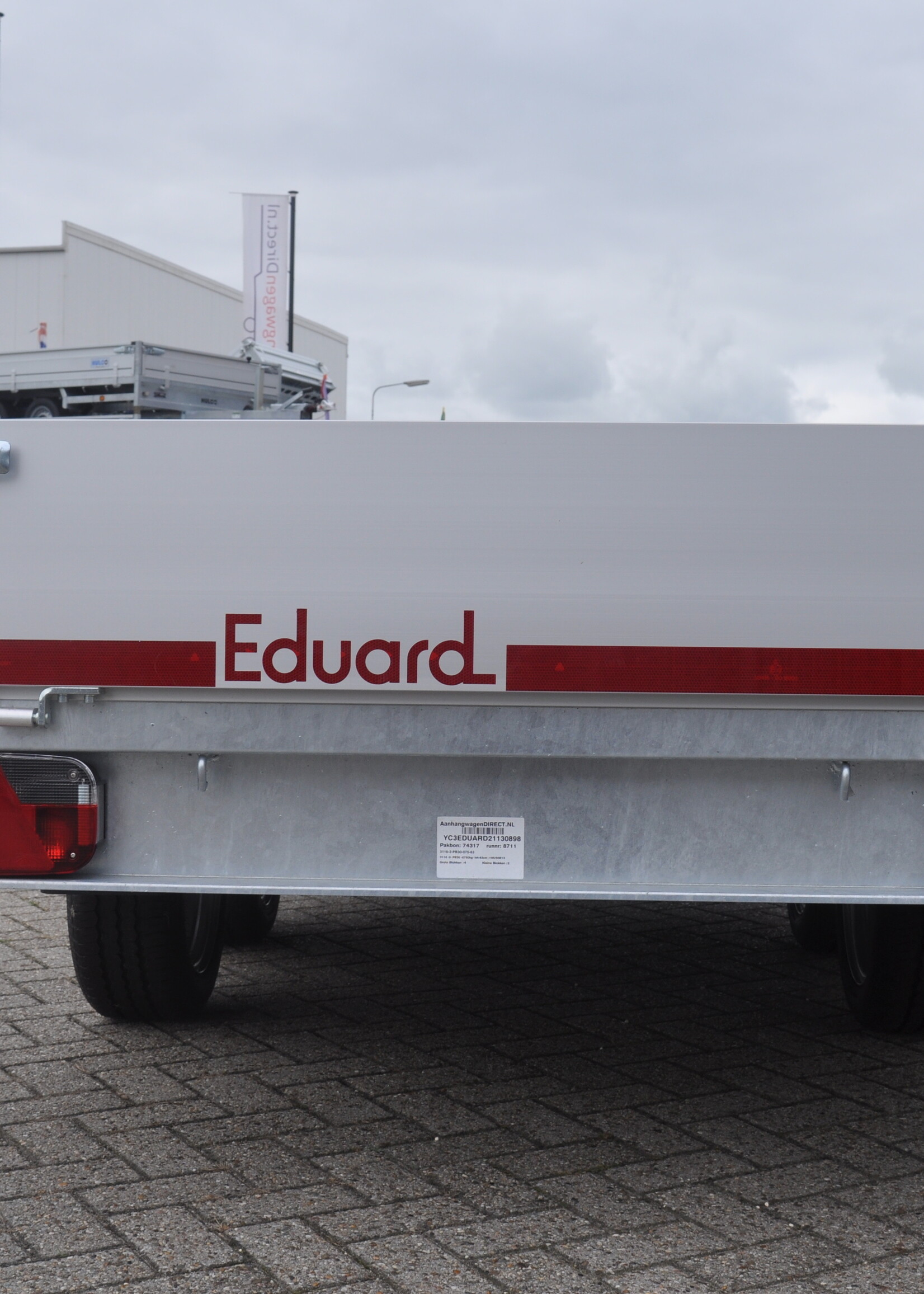 Eduard Ongeremde Eduard plateauwagen - 310x160 cm - 750 kg bruto laadvermogen - 63 cm laadvloerhoogte - 30 cm borden