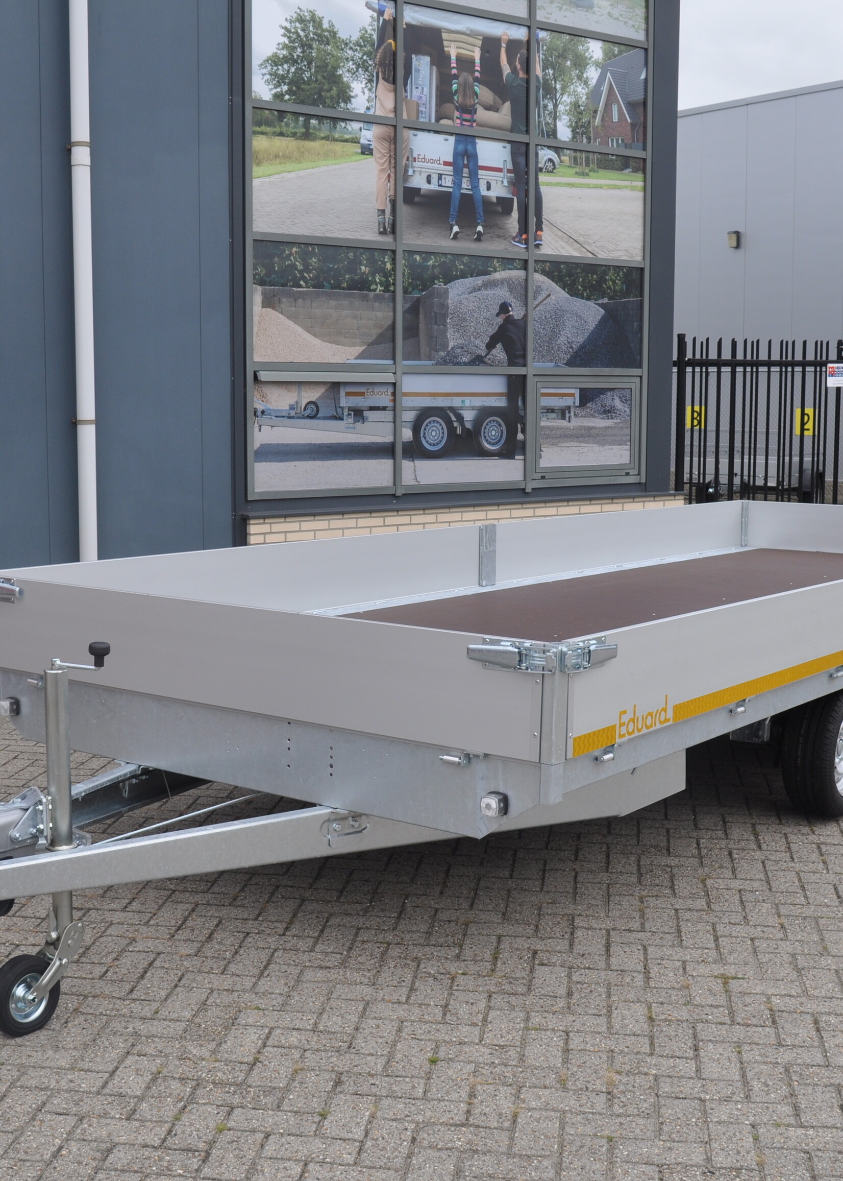 Eduard Geremde Eduard plateauwagen - 606x220 cm - 3500 kg bruto laadvermogen - 63 cm laadvloerhoogte - 30 cm borden - tridem asser