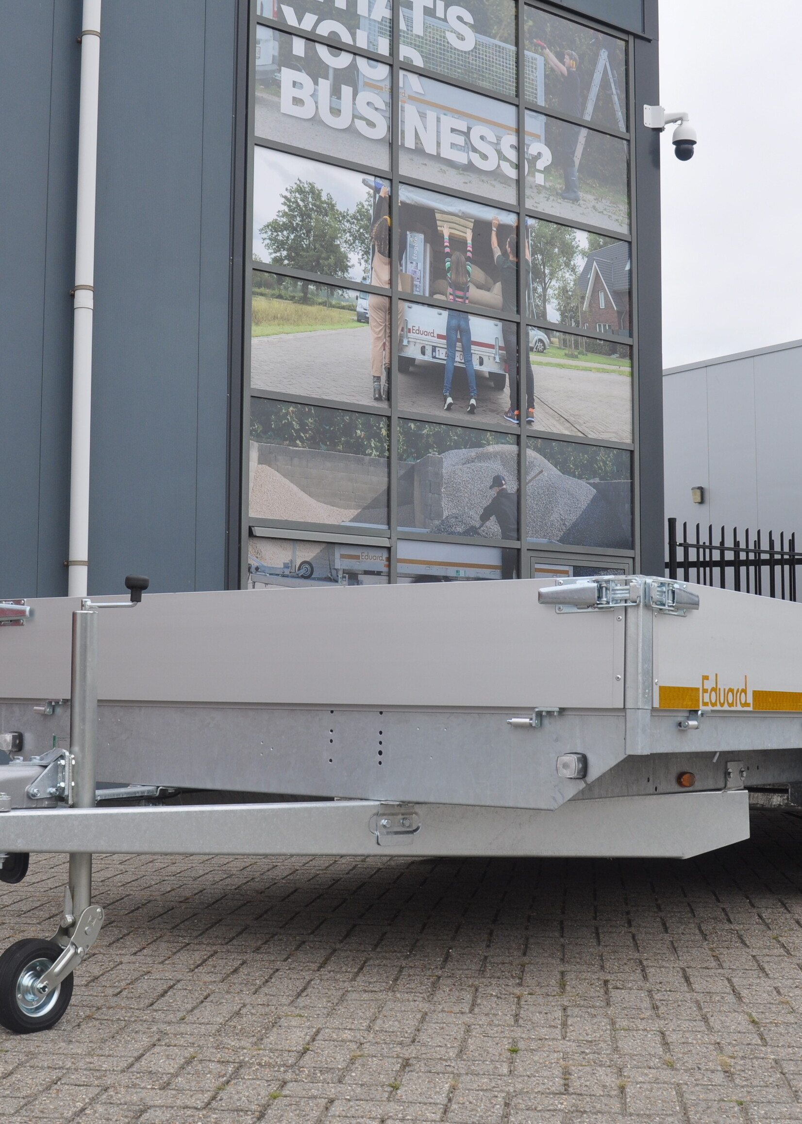 Eduard Geremde Eduard plateauwagen - 606x220 cm - 3500 kg bruto laadvermogen - 63 cm laadvloerhoogte - 30 cm borden - tridem asser