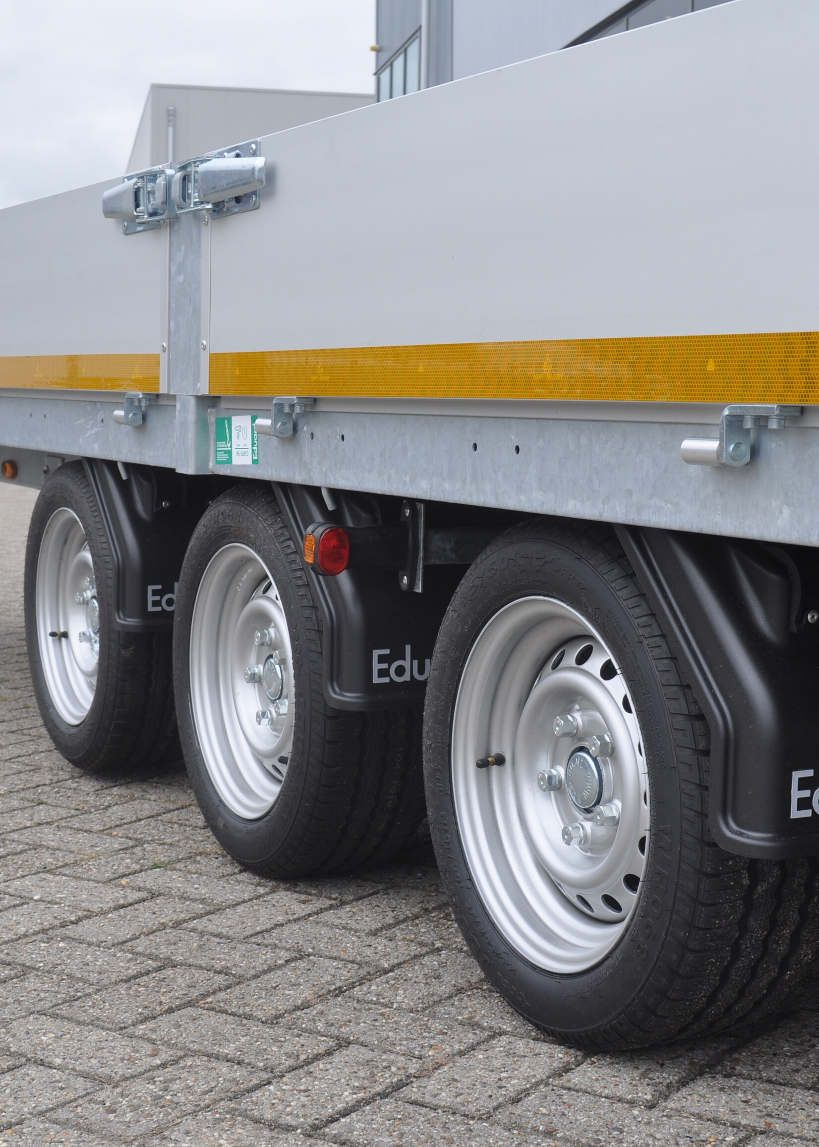 Eduard Geremde Eduard plateauwagen - 606x220 cm - 3500 kg bruto laadvermogen - 63 cm laadvloerhoogte - 30 cm borden - tridem asser