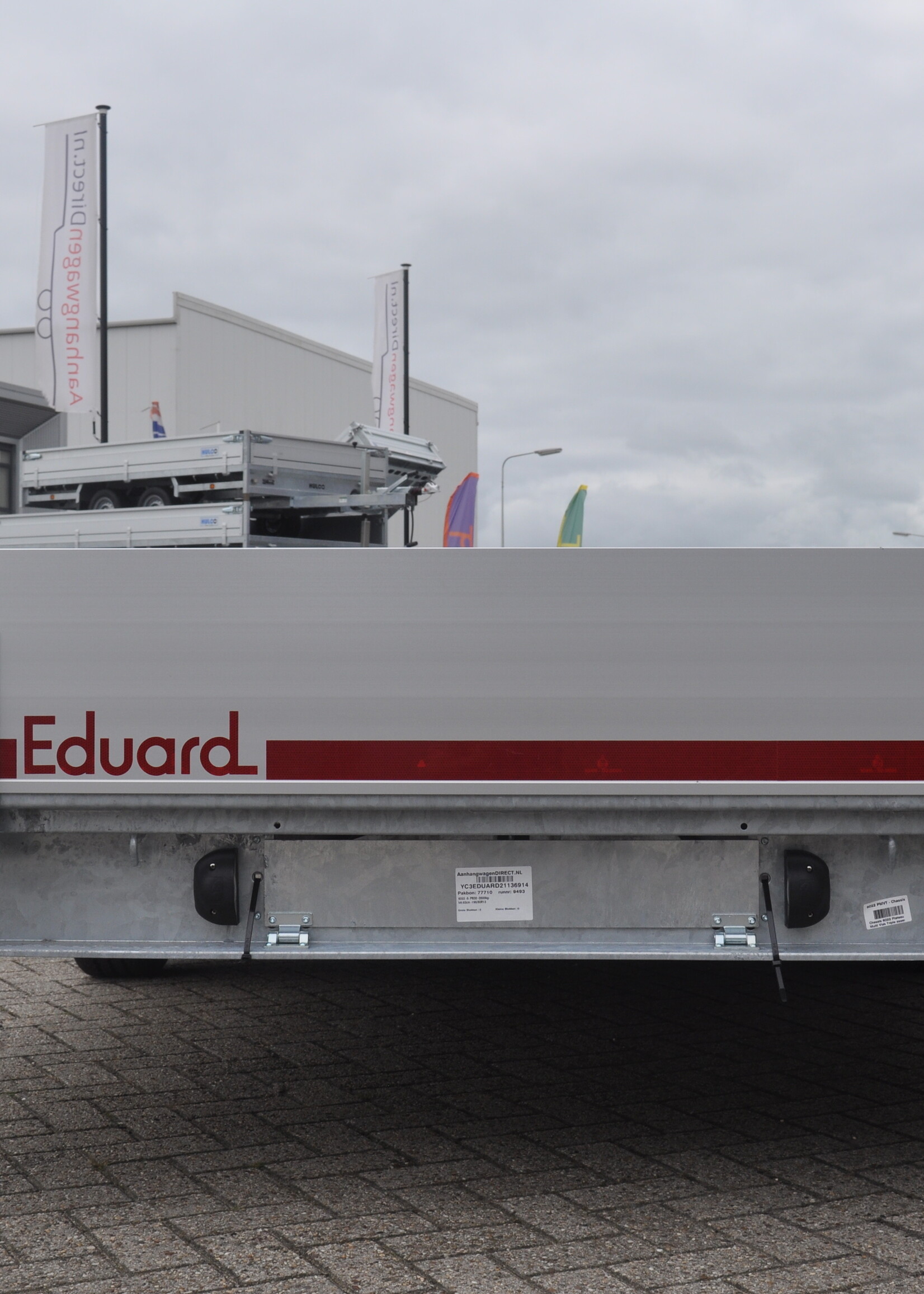 Eduard Geremde Eduard plateauwagen - 606x220 cm - 3500 kg bruto laadvermogen - 63 cm laadvloerhoogte - 30 cm borden - tridem asser