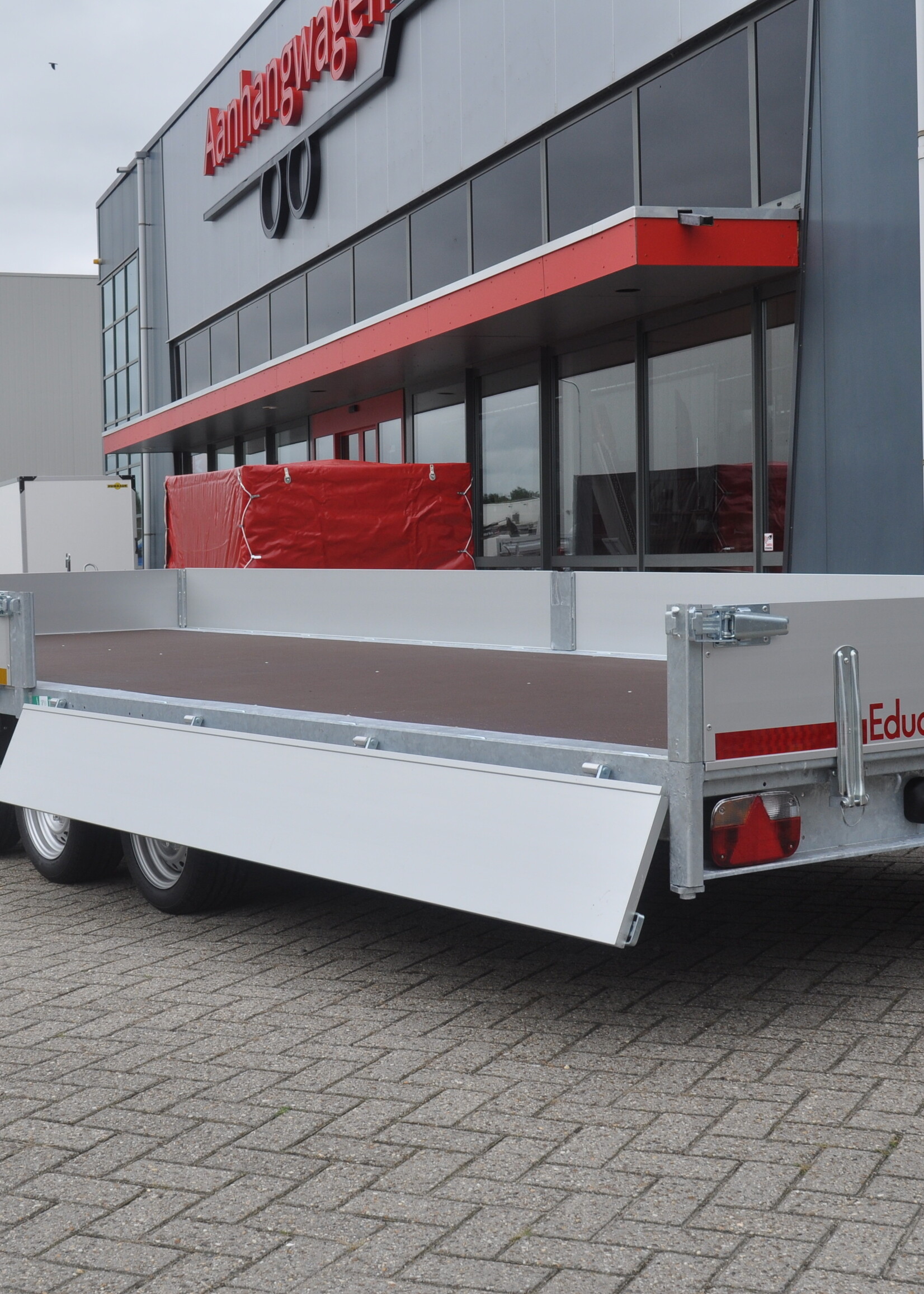 Eduard Geremde Eduard plateauwagen - 606x220 cm - 3500 kg bruto laadvermogen - 63 cm laadvloerhoogte - 30 cm borden - tridem asser