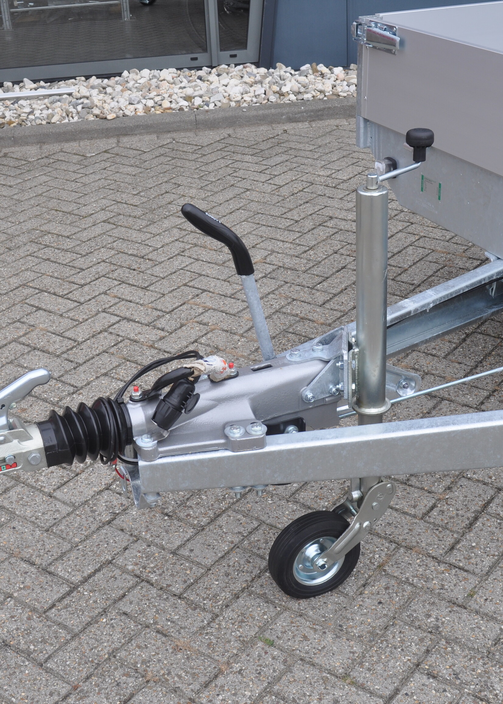 Eduard Geremde Eduard plateauwagen - 606x220 cm - 3500 kg bruto laadvermogen - 63 cm laadvloerhoogte - 30 cm borden - tridem asser