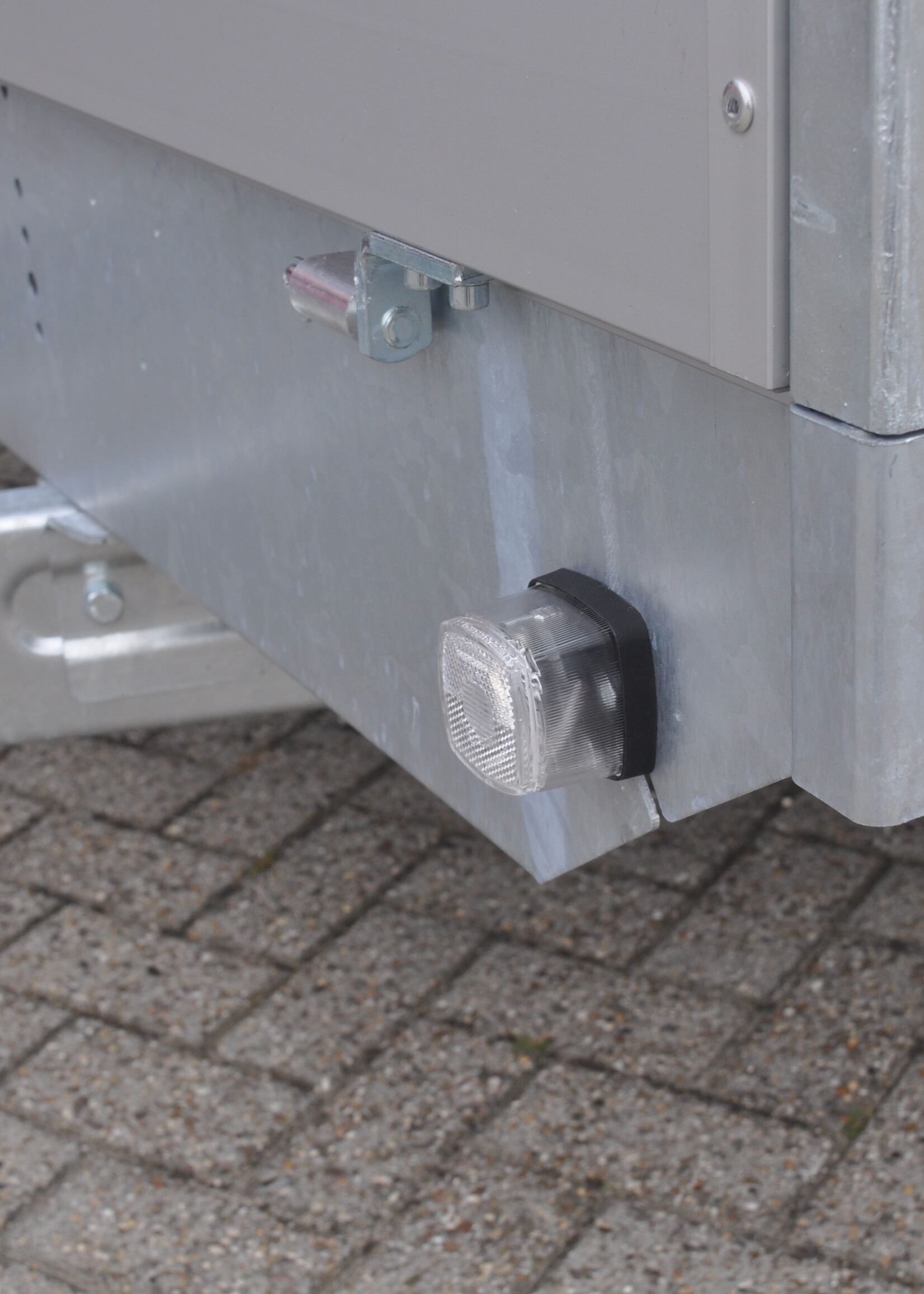 Eduard Geremde Eduard plateauwagen - 606x220 cm - 3500 kg bruto laadvermogen - 63 cm laadvloerhoogte - 30 cm borden - tridem asser