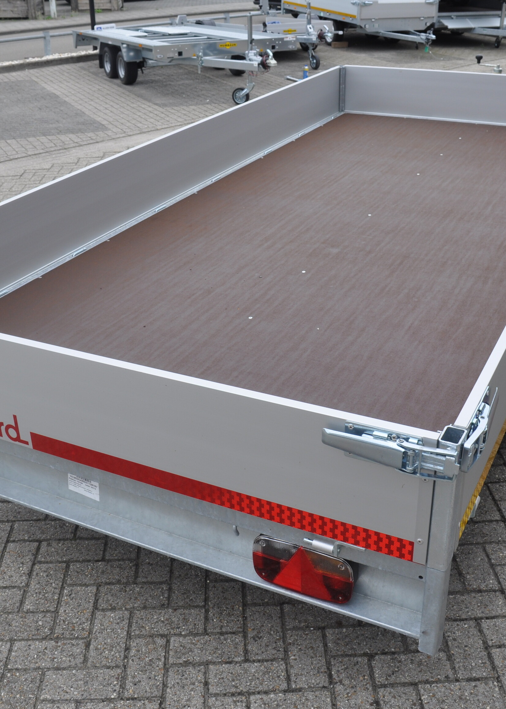 Eduard Geremde Eduard plateauwagen - 406x180 cm - 2000 kg bruto laadvermogen - 63 cm laadvloerhoogte - 30 cm borden