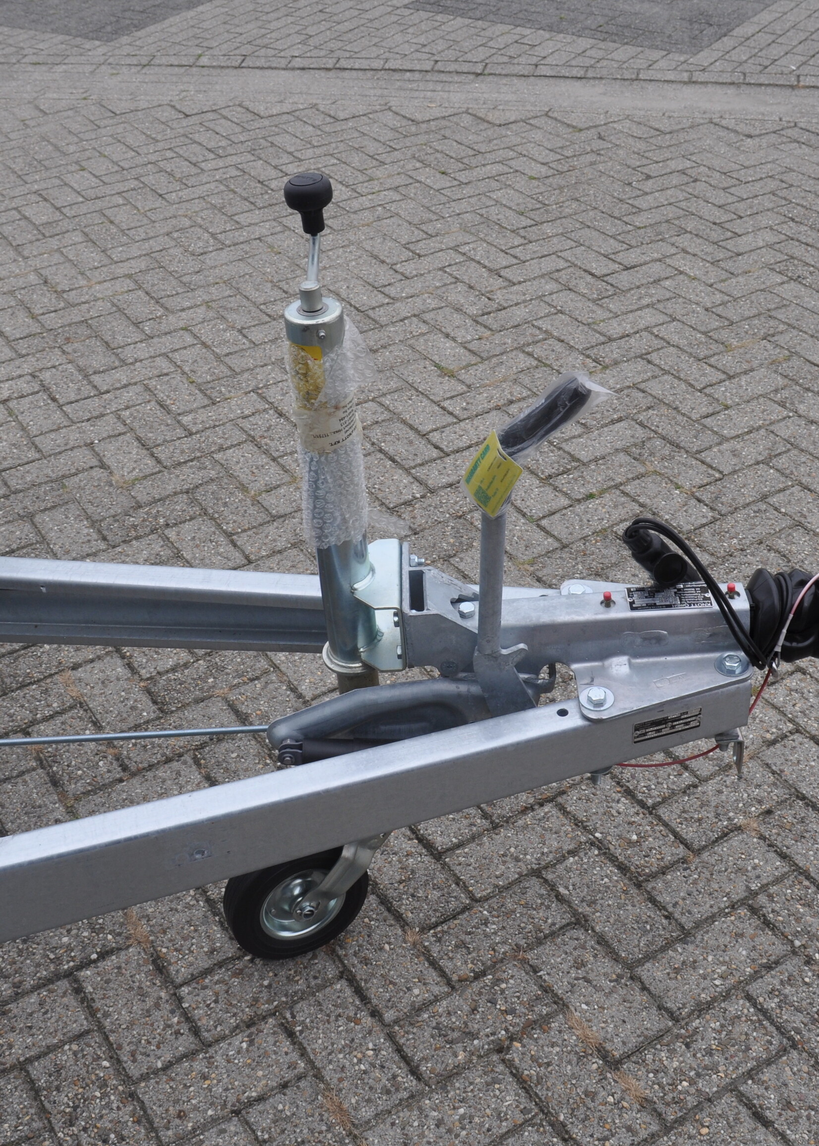 Eduard Geremde Eduard plateauwagen - 406x180 cm - 2000 kg bruto laadvermogen - 63 cm laadvloerhoogte - 30 cm borden